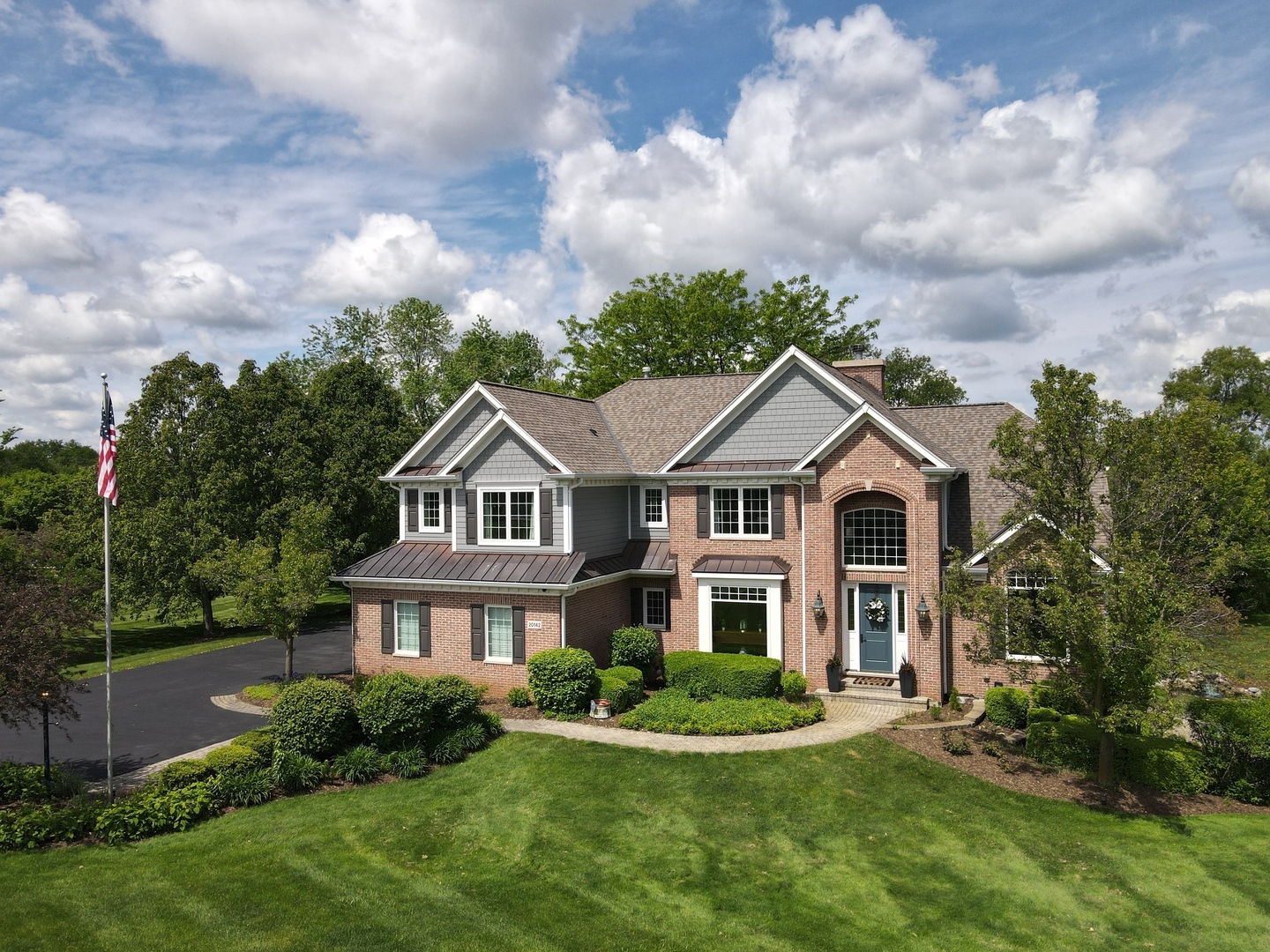 Property Photo: 20142 N Deer Chase Court IL 60010