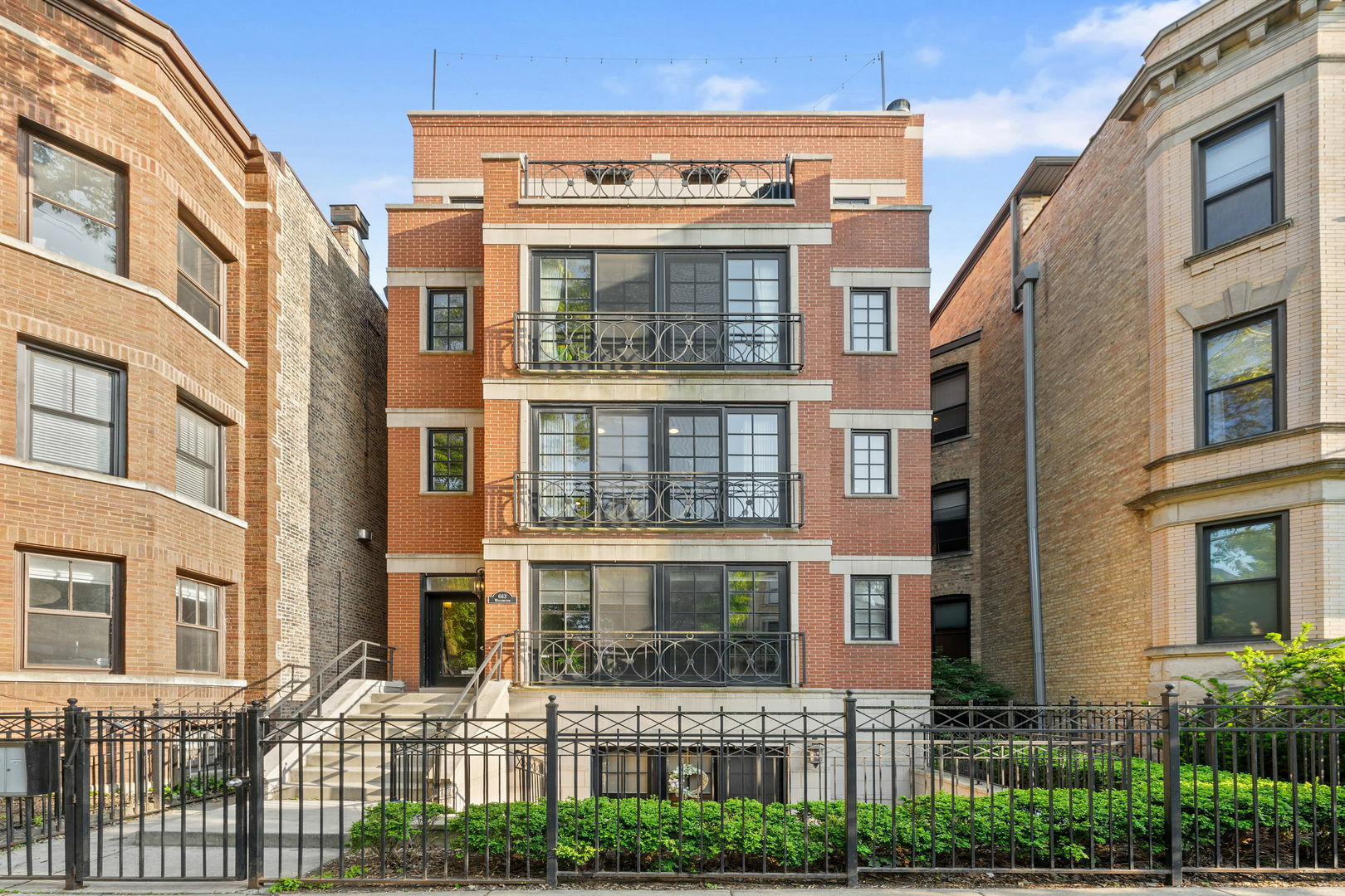 Property Photo: 663 W Wellington Avenue 1 IL 60657