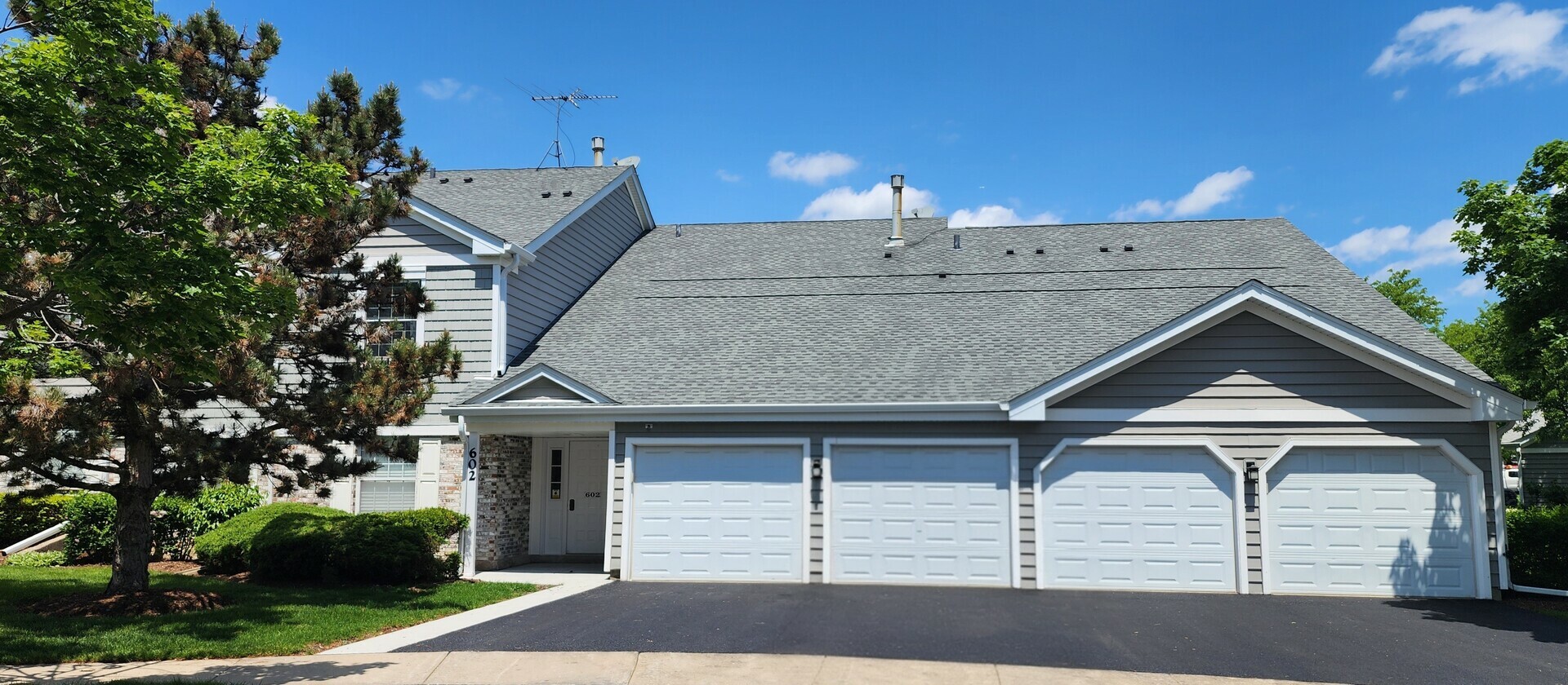 Property Photo: 602 Berkley Court 2Z IL 60194
