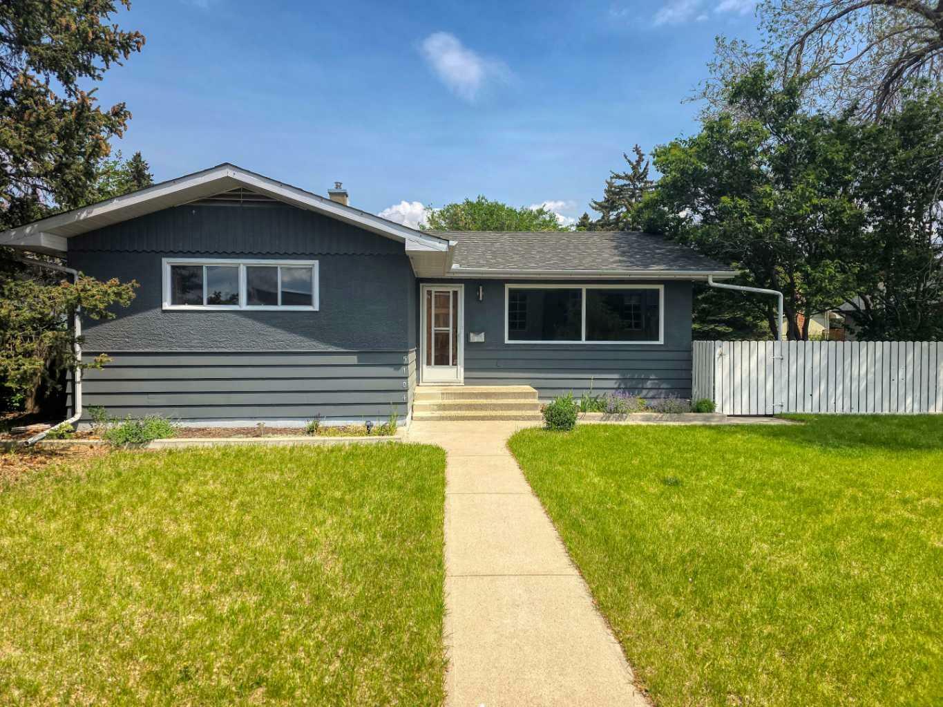 Property Photo: 5104 Grove Hill Road SW AB T3E 4G6