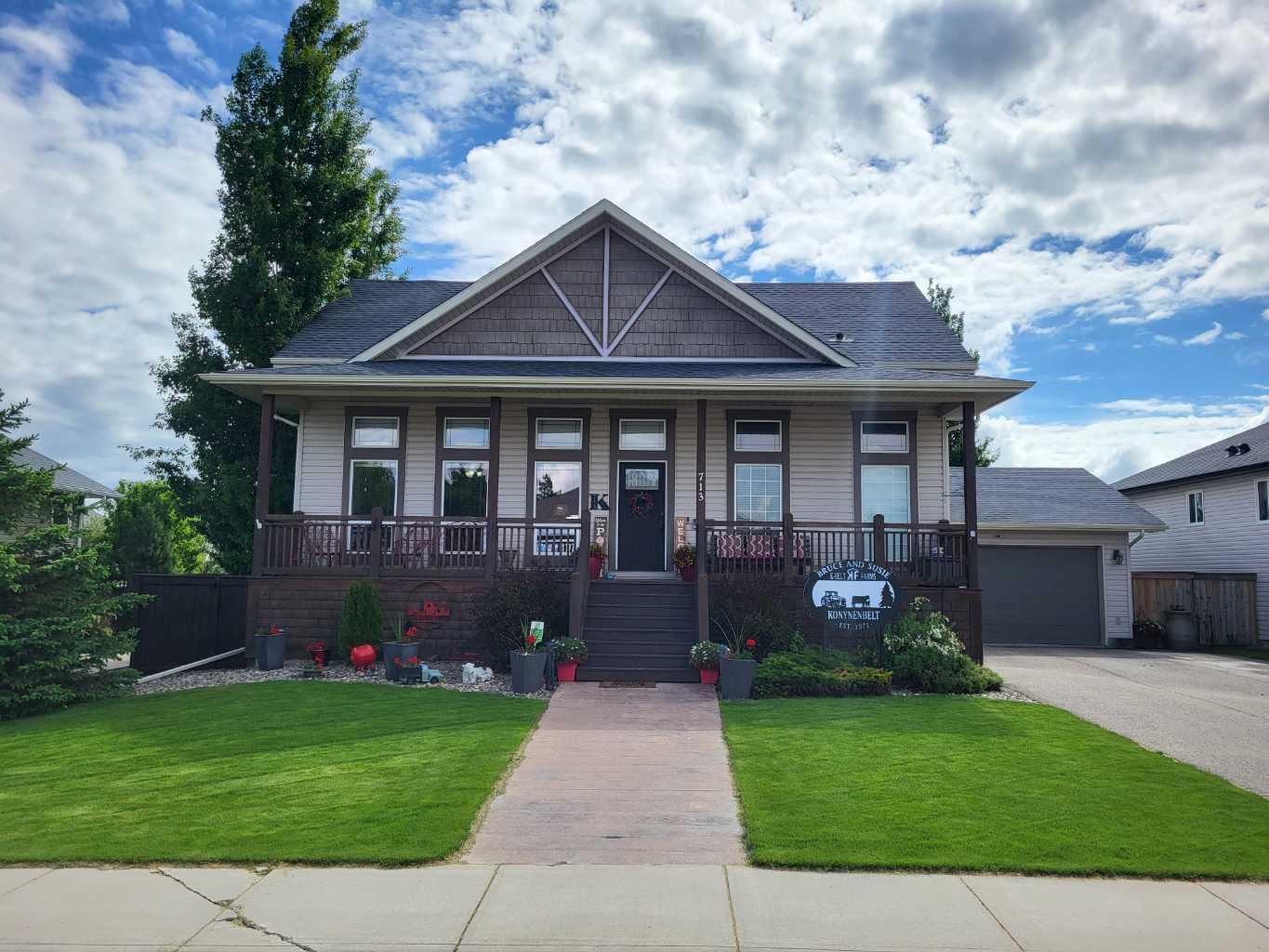 Property Photo:  713 Centennial Avenue  AB T0L 1S0 