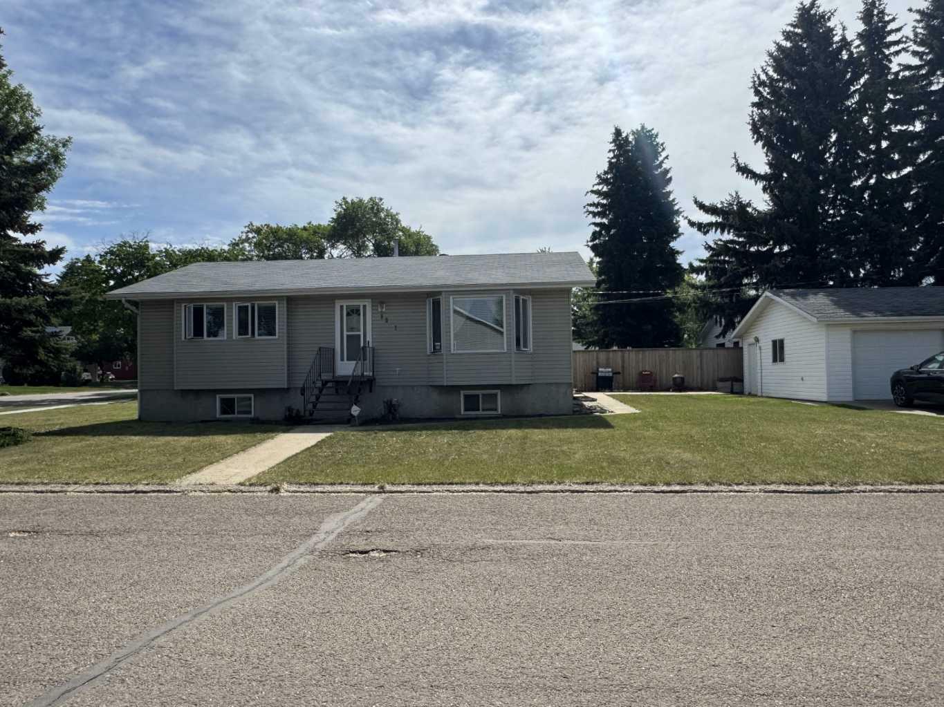 1201 7 Avenue  Wainwright AB T9W 1G1 photo