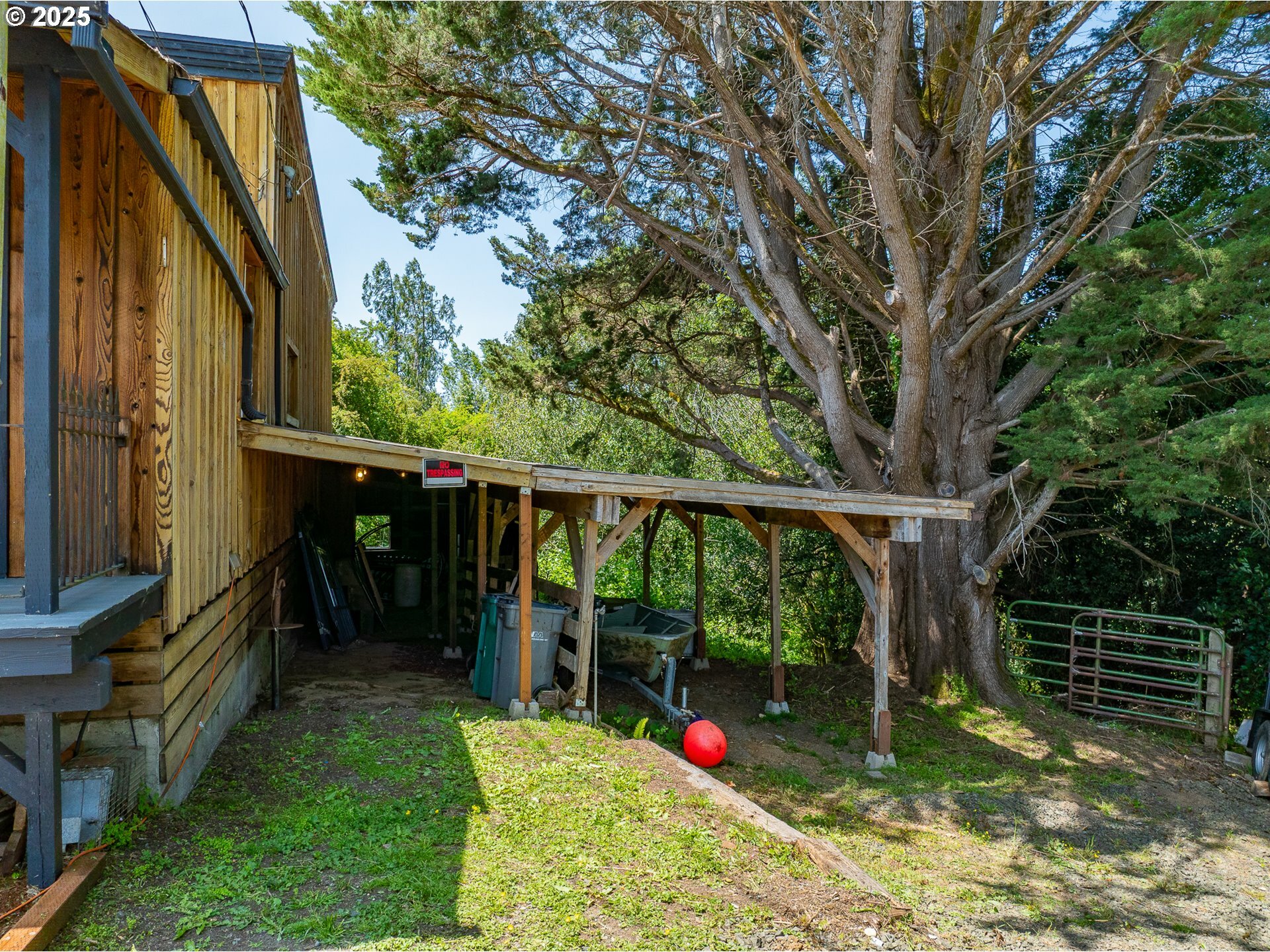 Property Photo: 203 N Birch St OR 97423