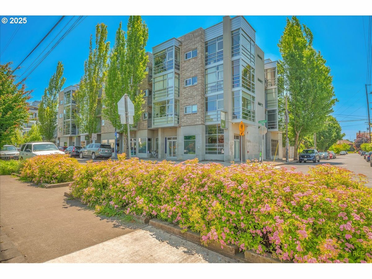 Property Photo: 910 SE 42nd Ave 370 OR 97215