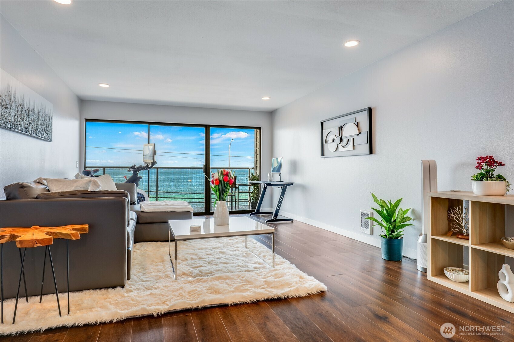 Property Photo: 2104 Alki Avenue SW 302 WA 98116