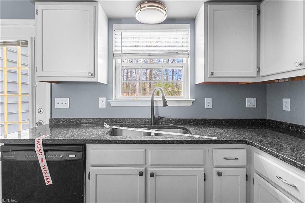 Property Photo: 115 View Pointe Dr VA 23603