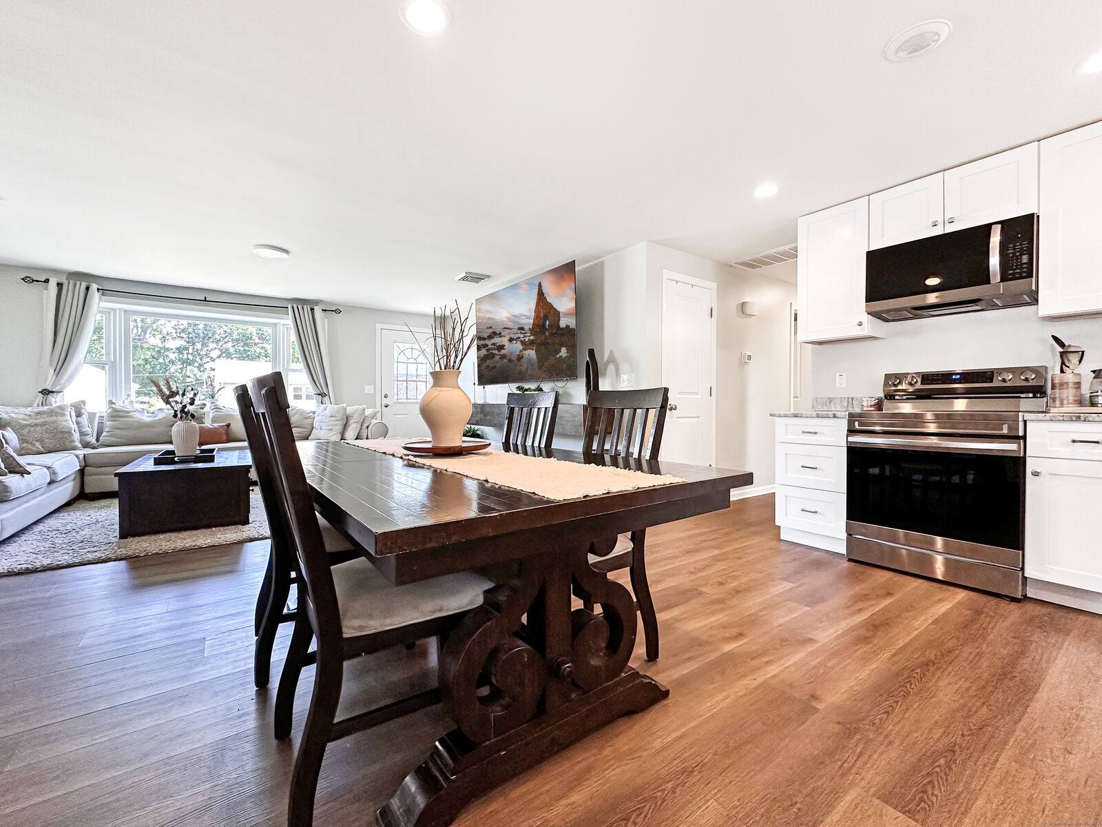 Property Photo:  172 Jefferson Lane  CT 06118 