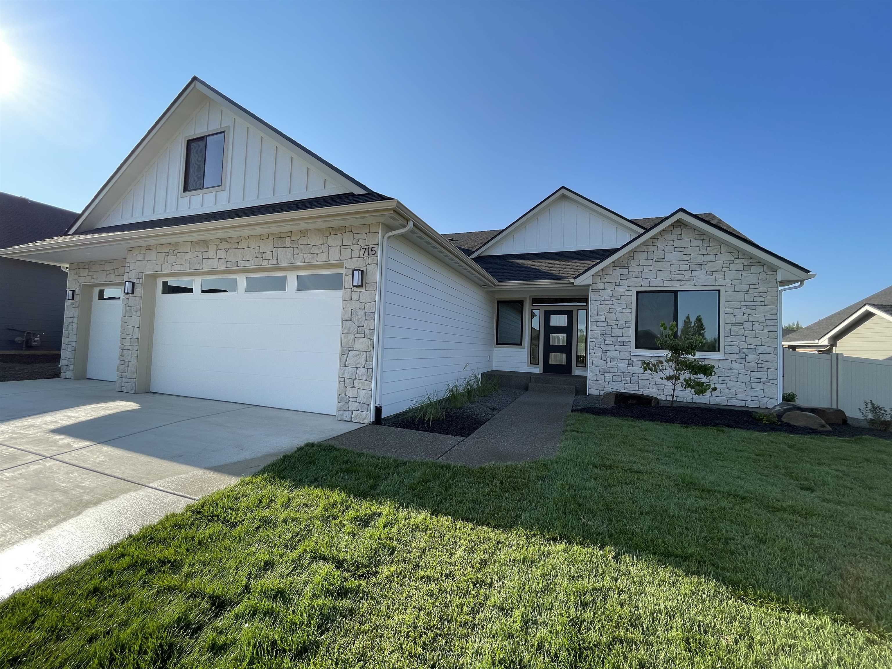 Property Photo: 715 W Basalt Ridge Dr WA 99224