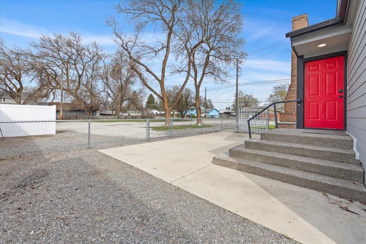 Property Photo: 10 S Greenacres Ave WA 99016