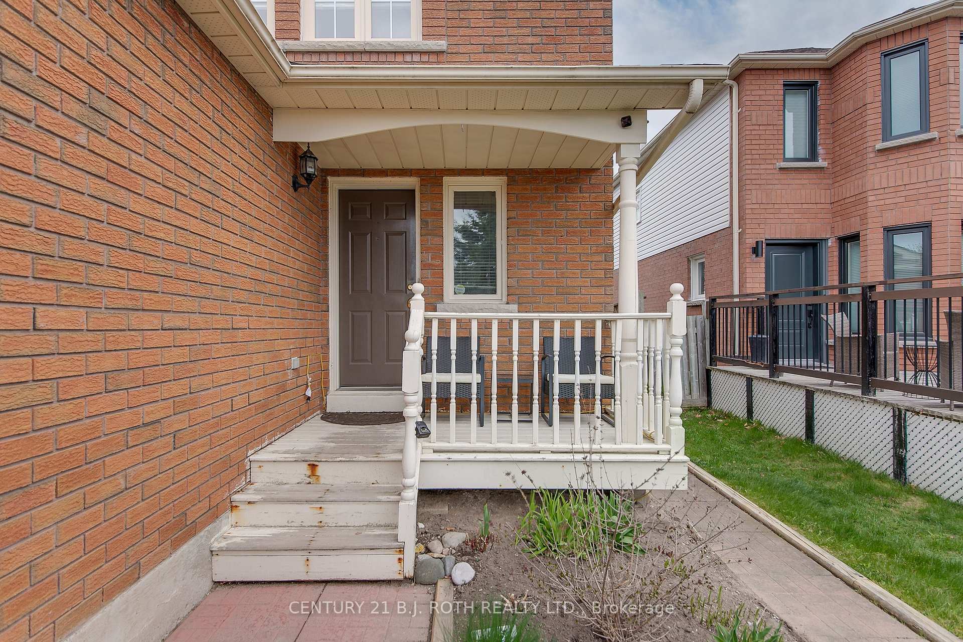 Property Photo: 107 Laidlaw Drive N ON L4N 7R9