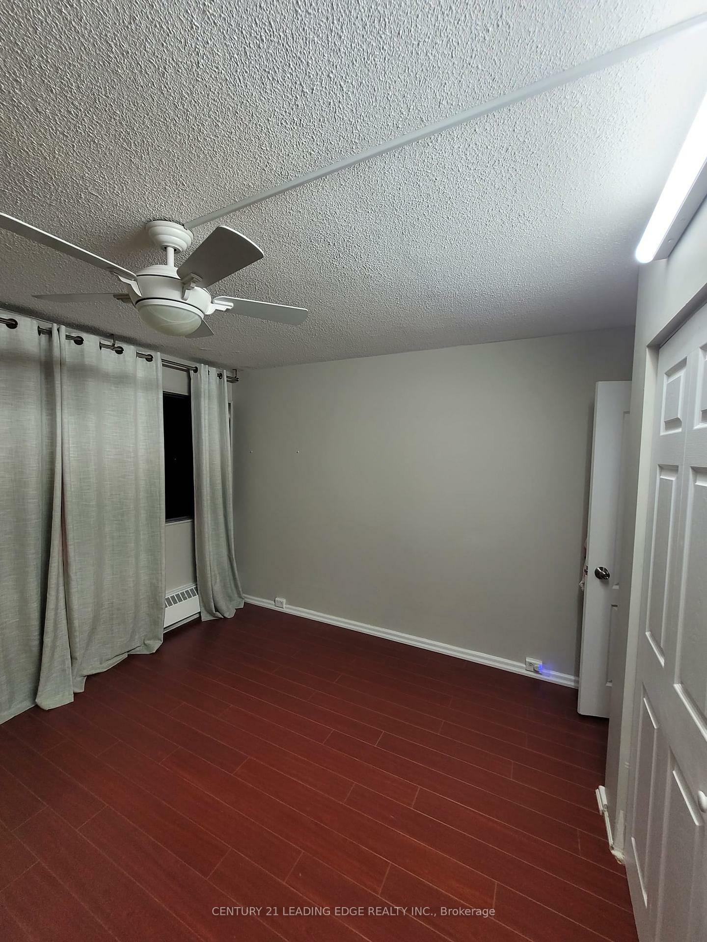 Photo de la propriété: 10 Sunny Glenway 2201 ON M3C 2Z3