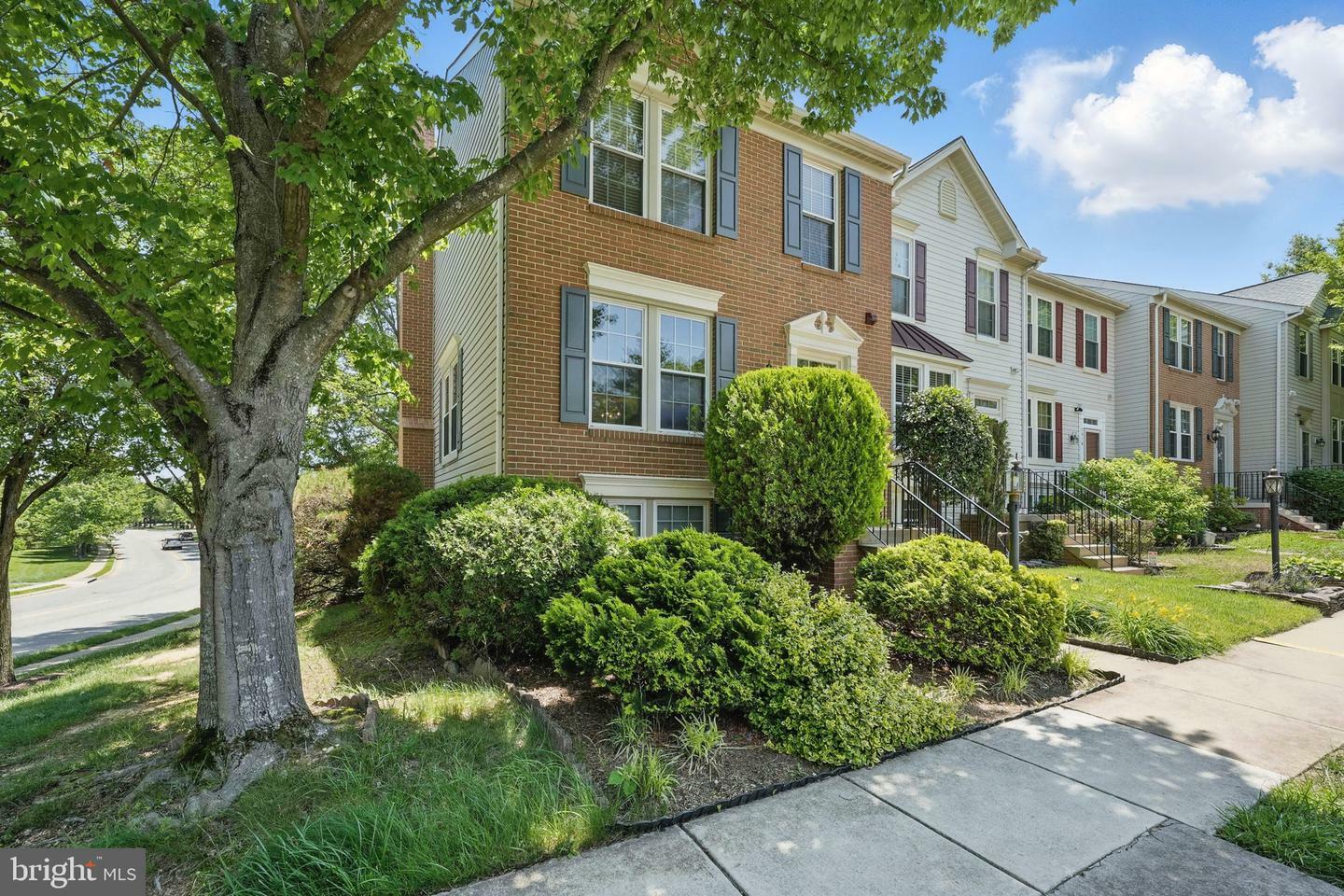 Property Photo: 7320 Hartshorne Square VA 22315