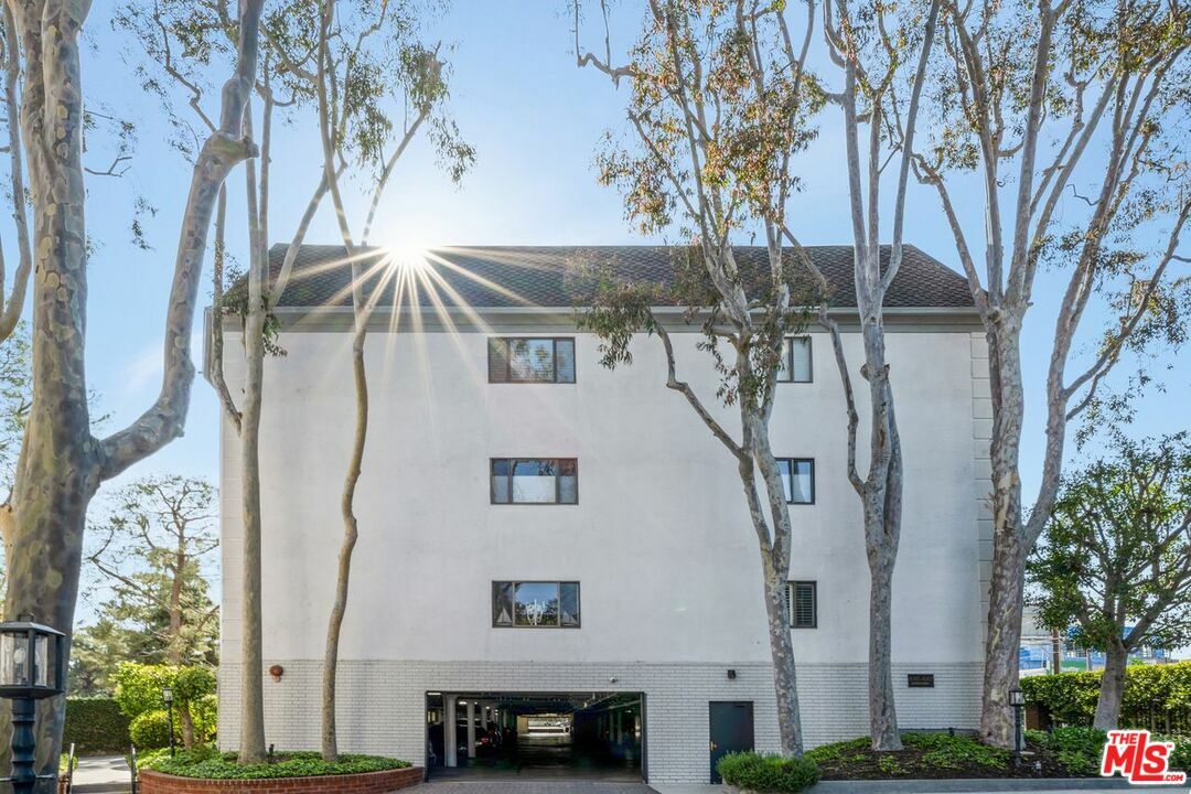 Property Photo:  645 Wilcox Ave  CA 90004 