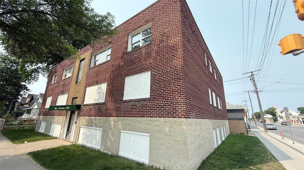 Property Photo:  748 Banning Street  MB R3G 2G2 