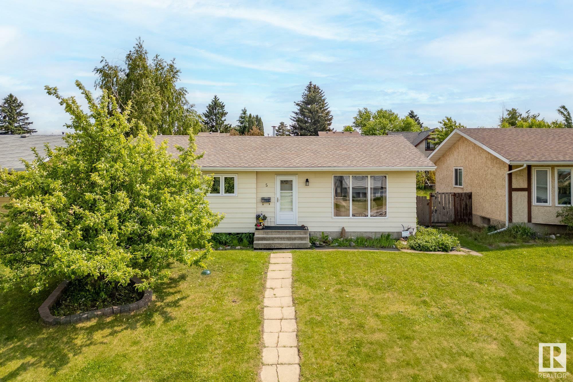 Property Photo: 5 West Terrace Place AB T7X 1T7
