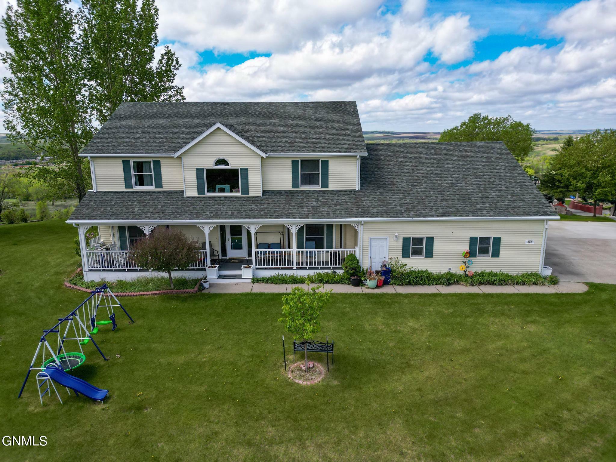 Property Photo:  807 Bruce Dr Drive  ND 58554 
