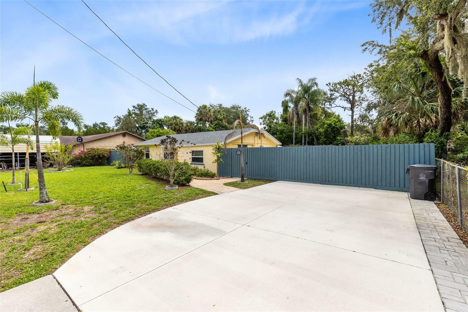 Property Photo: 9 N Mantor Avenue FL 32796