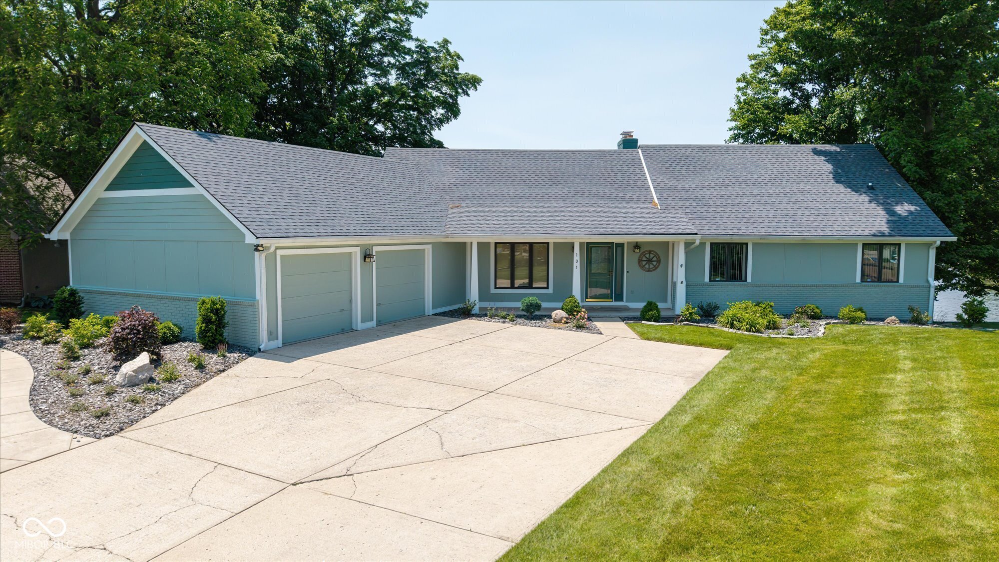 Property Photo:  101 Edgewater Drive  IN 46062 