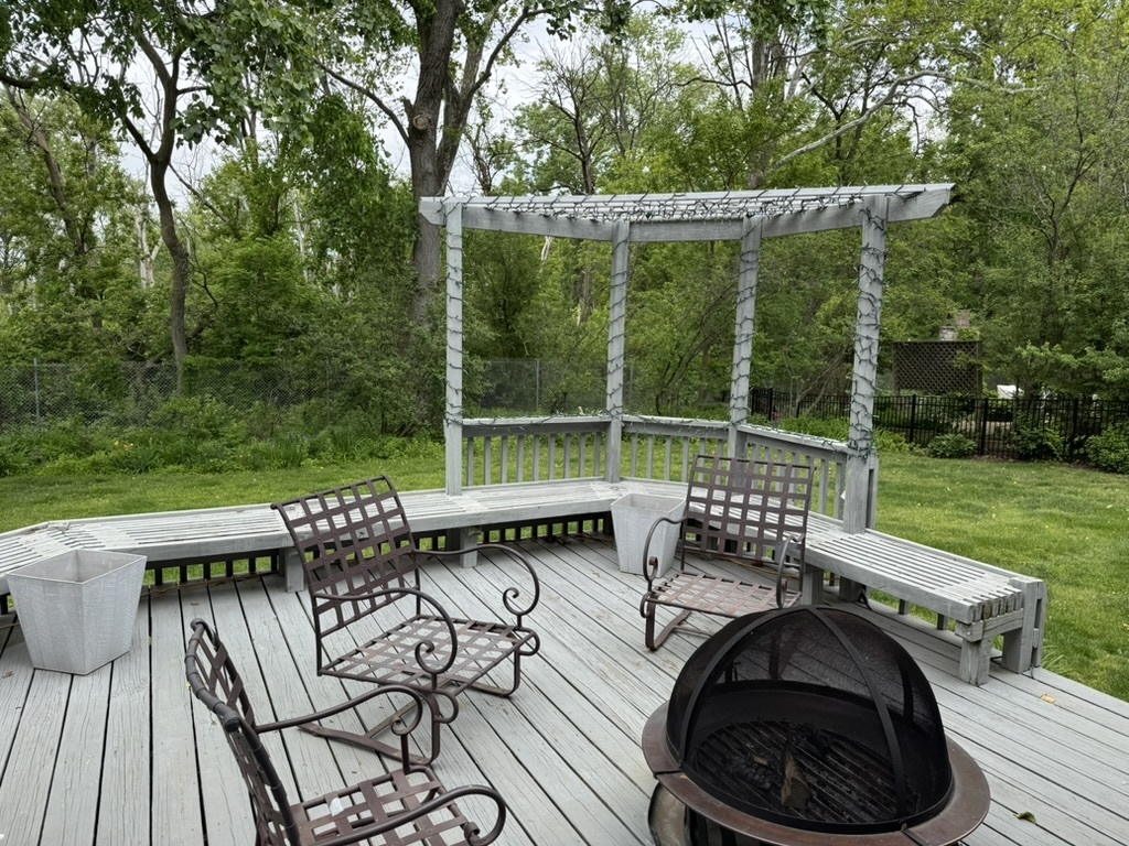 Property Photo: 825 Biltmore Court IL 60563