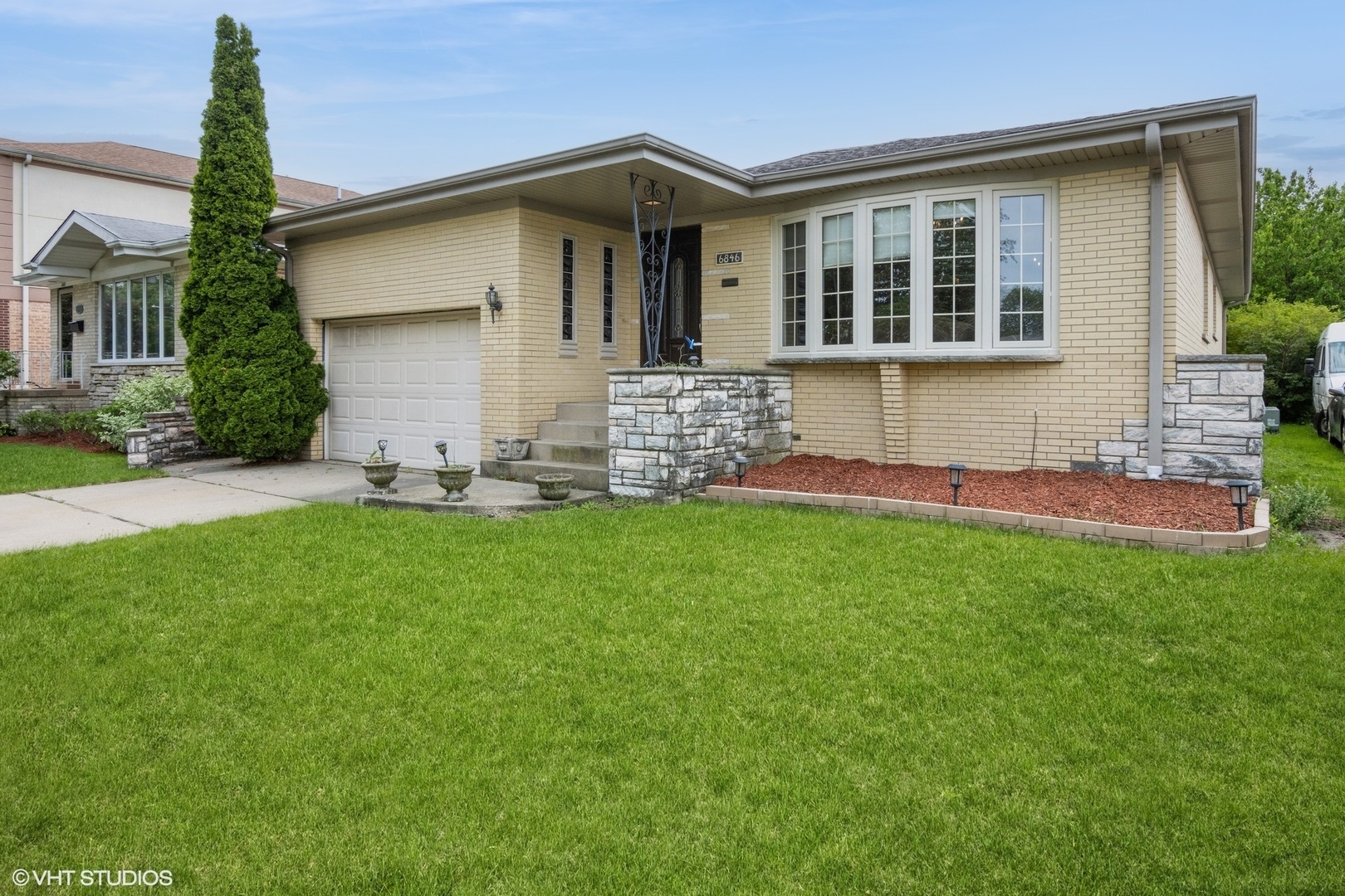 Property Photo: 6846 N Dowagiac Avenue IL 60646