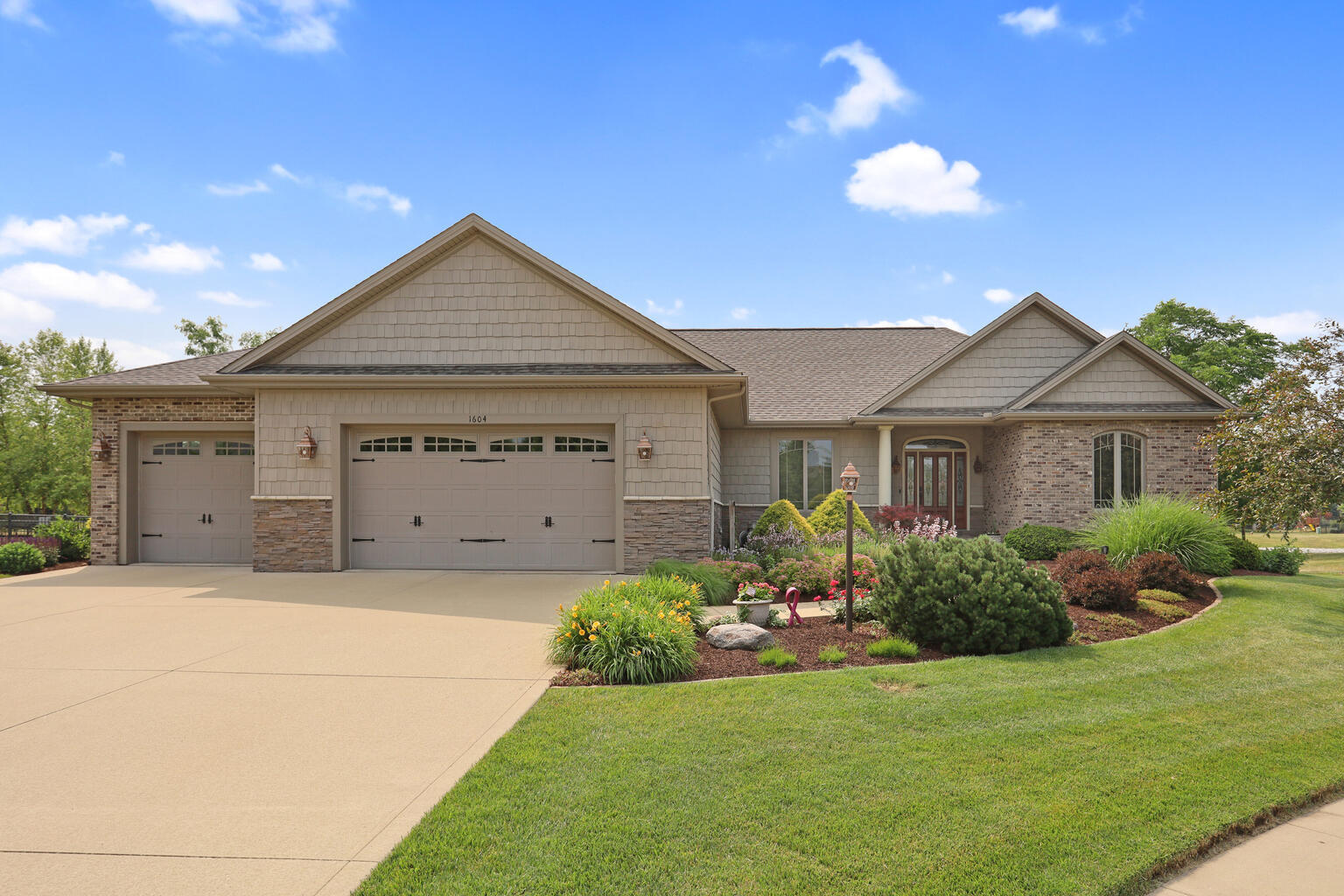 1604 Chestnut Grove Court  Champaign IL 61822 photo