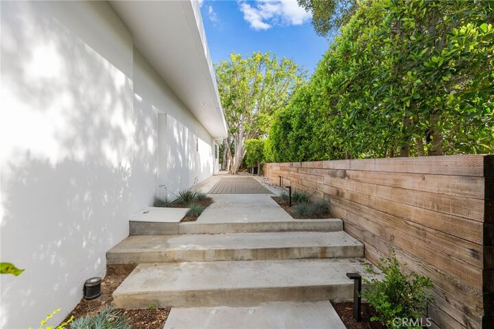 Property Photo:  1046 N Hillcrest Road  CA 90210 