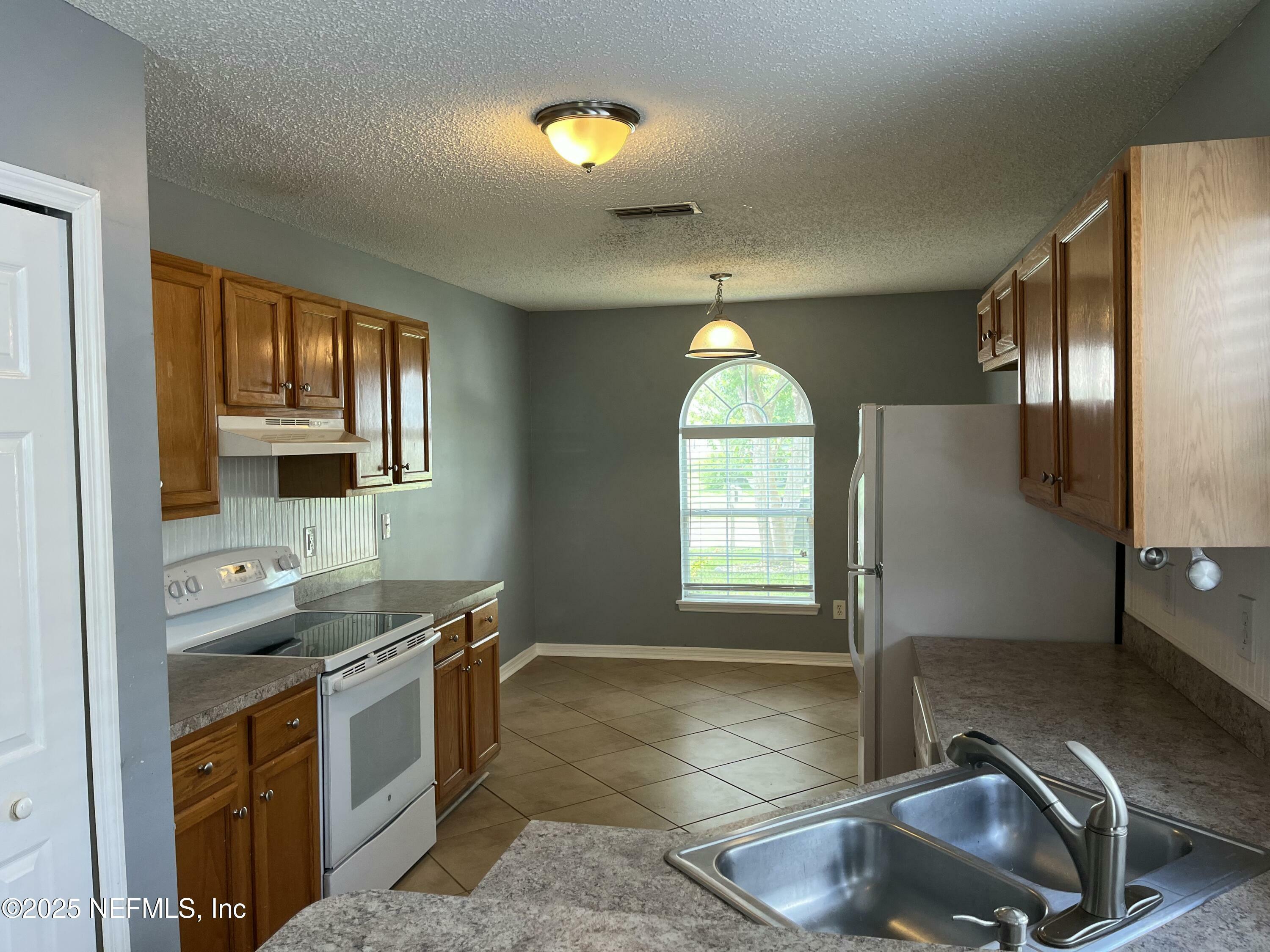 Property Photo: 1645 Teaberry Drive FL 32068