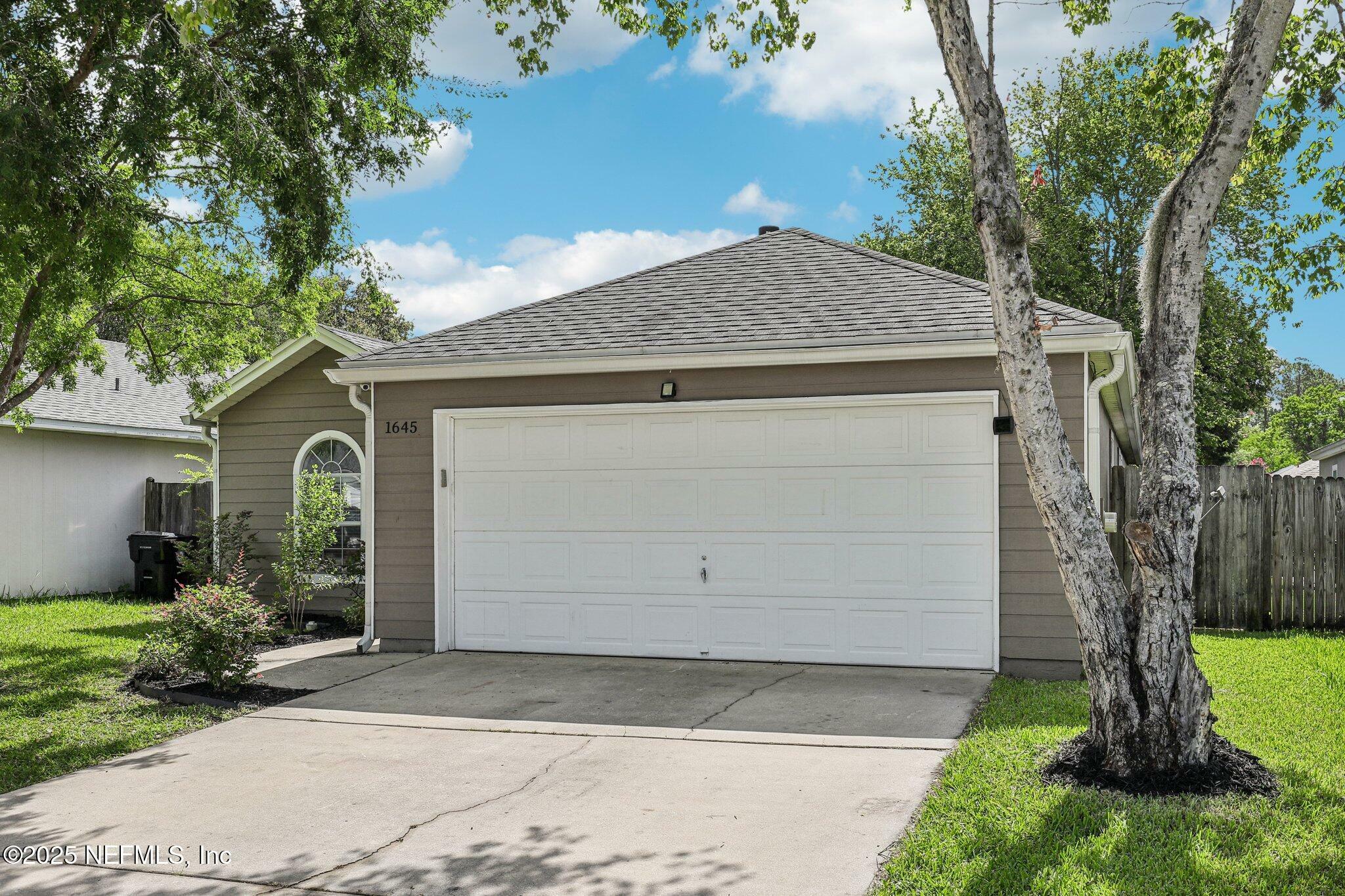Property Photo: 1645 Teaberry Drive FL 32068