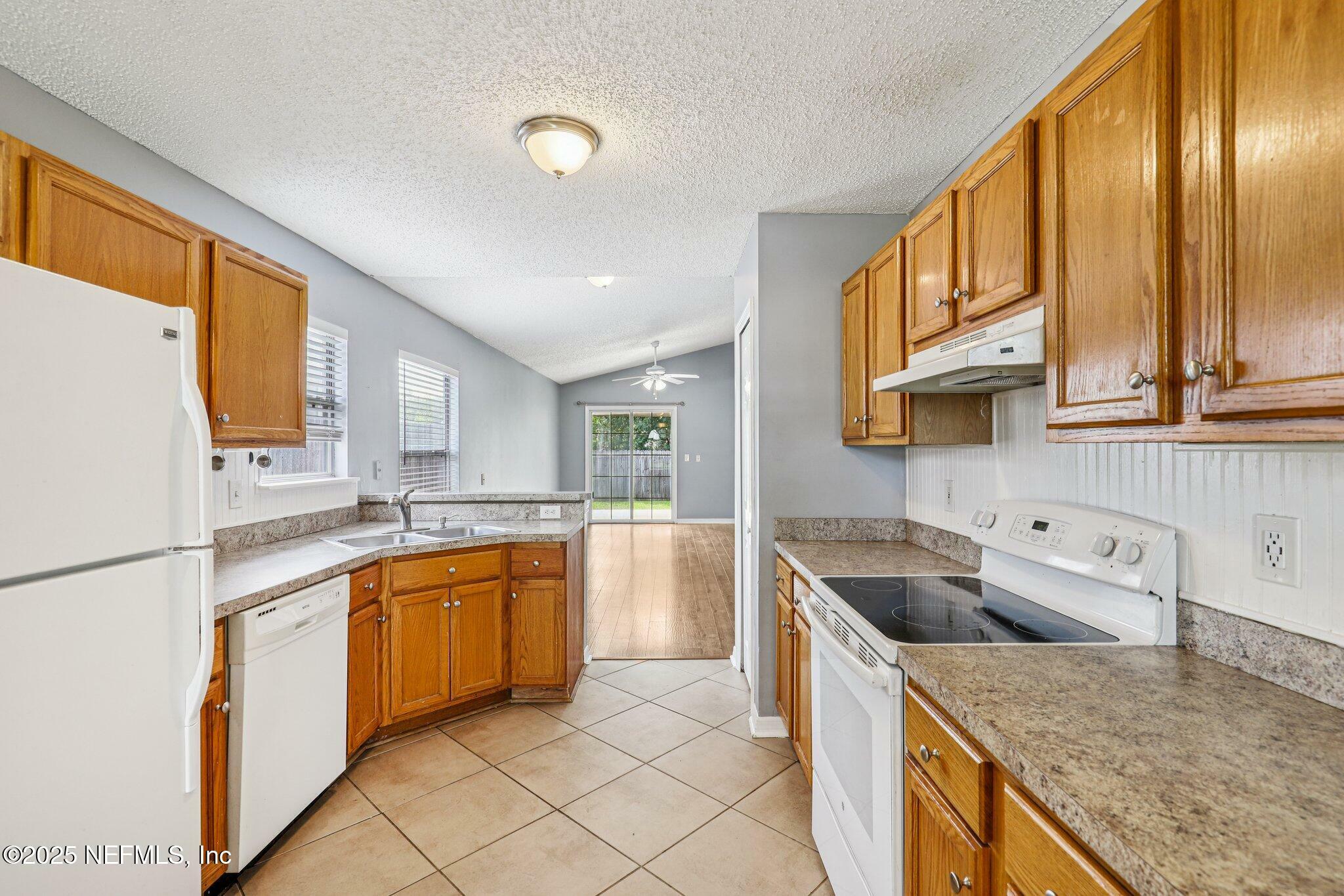 Property Photo: 1645 Teaberry Drive FL 32068