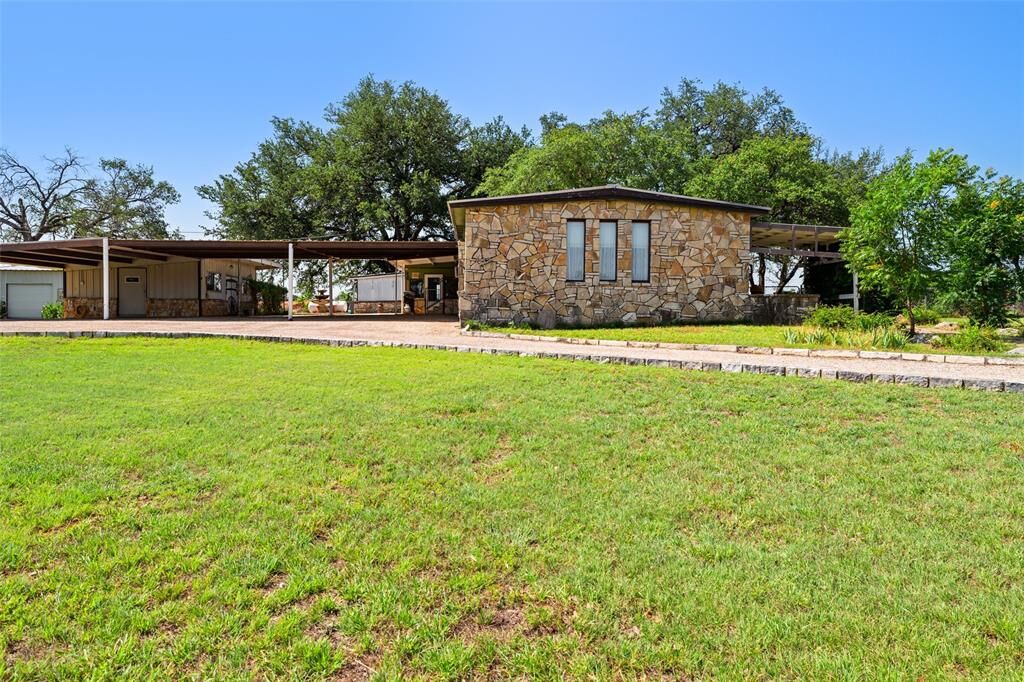 Property Photo: 209 Siesta Court TX 76048