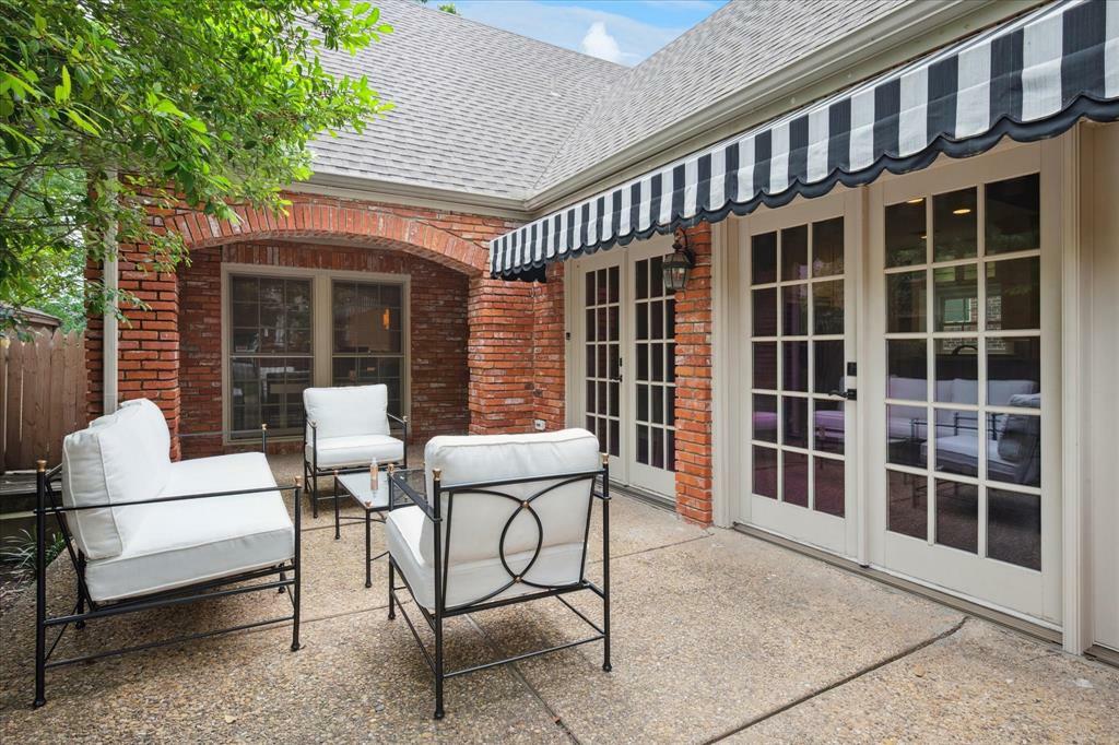 Property Photo: 815 Valencia Street TX 75223