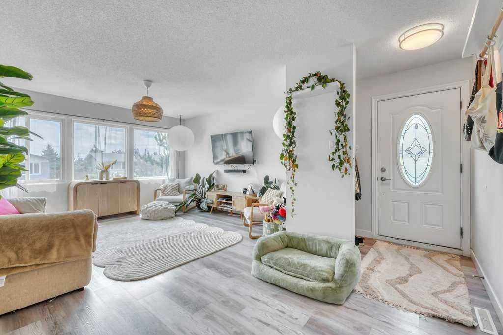 Photo de la propriété: 28 Van Horne Crescent NE AB T2E 6G9
