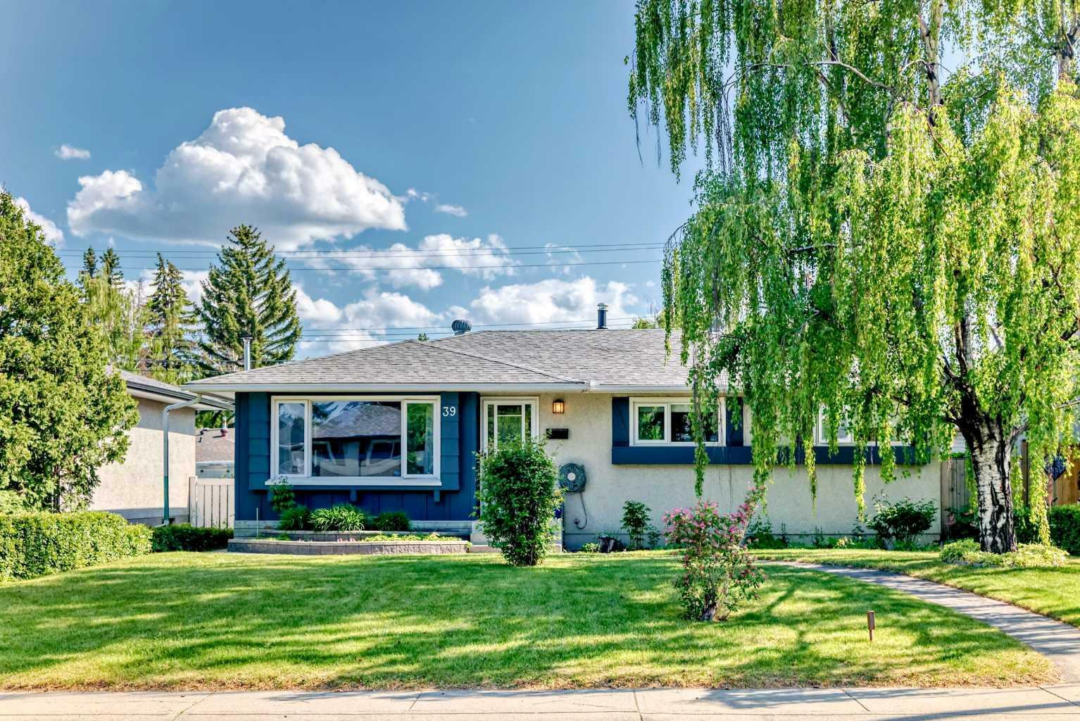 Property Photo: 39 Atlanta Crescent SE AB T2J 0Y2