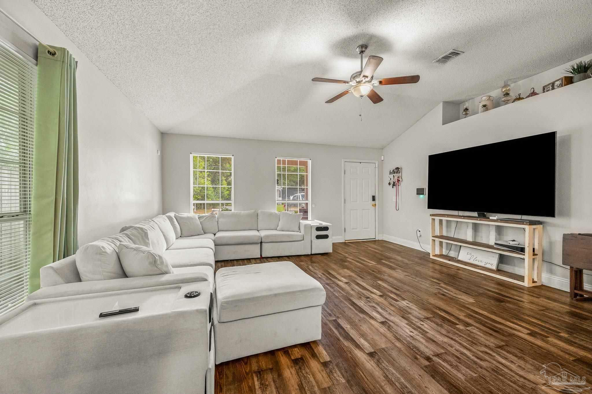 Property Photo: 6014 Montgomery Ave FL 32526