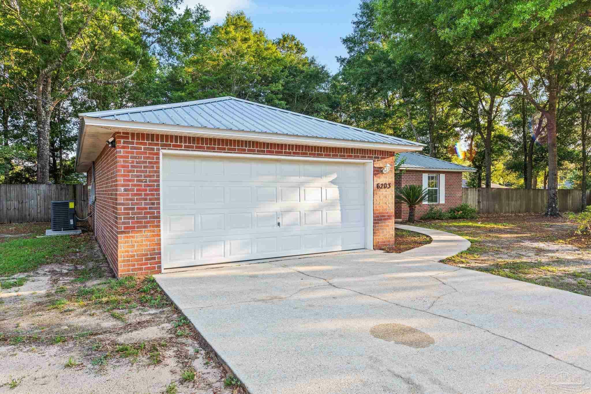 Property Photo: 6203 Hunters Ridge Dr FL 32570