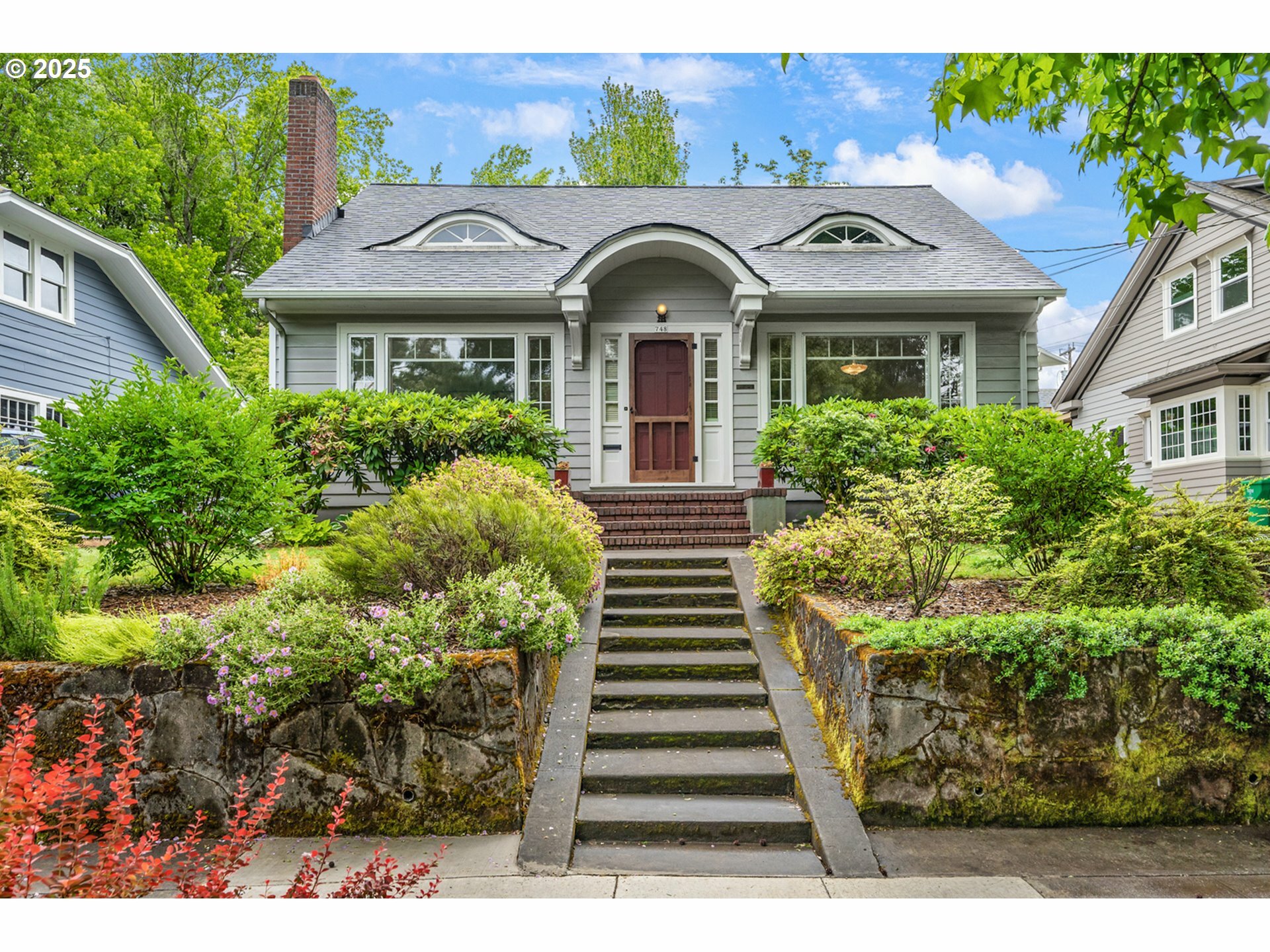 Property Photo: 748 NE Floral Pl OR 97232