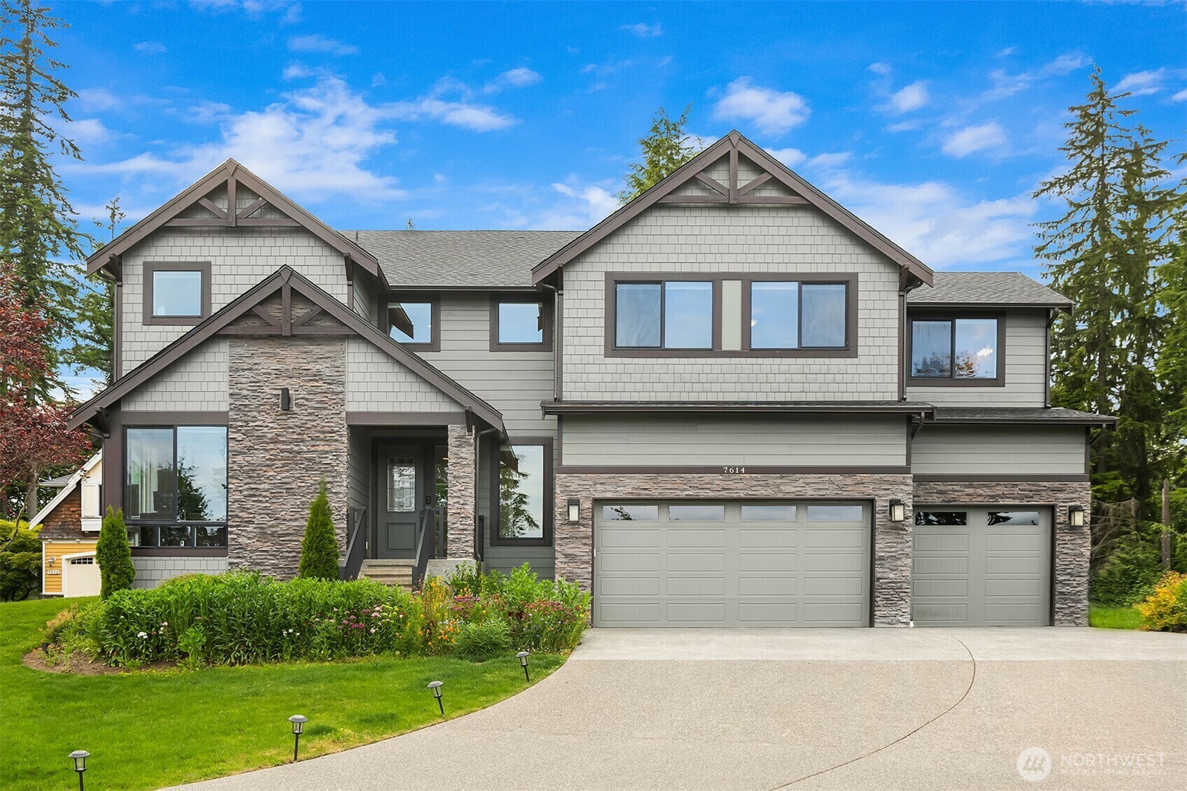 Property Photo:  7614  213 Avenue SE  WA 98290 