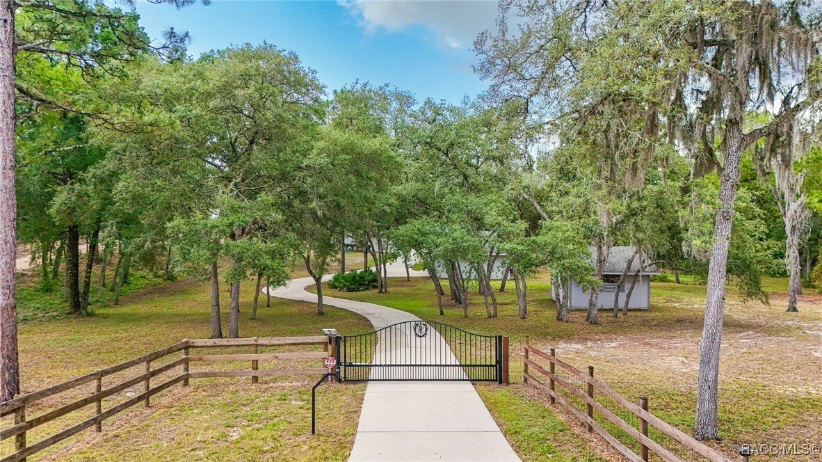 Property Photo: 1150 E Cleveland Street FL 34442