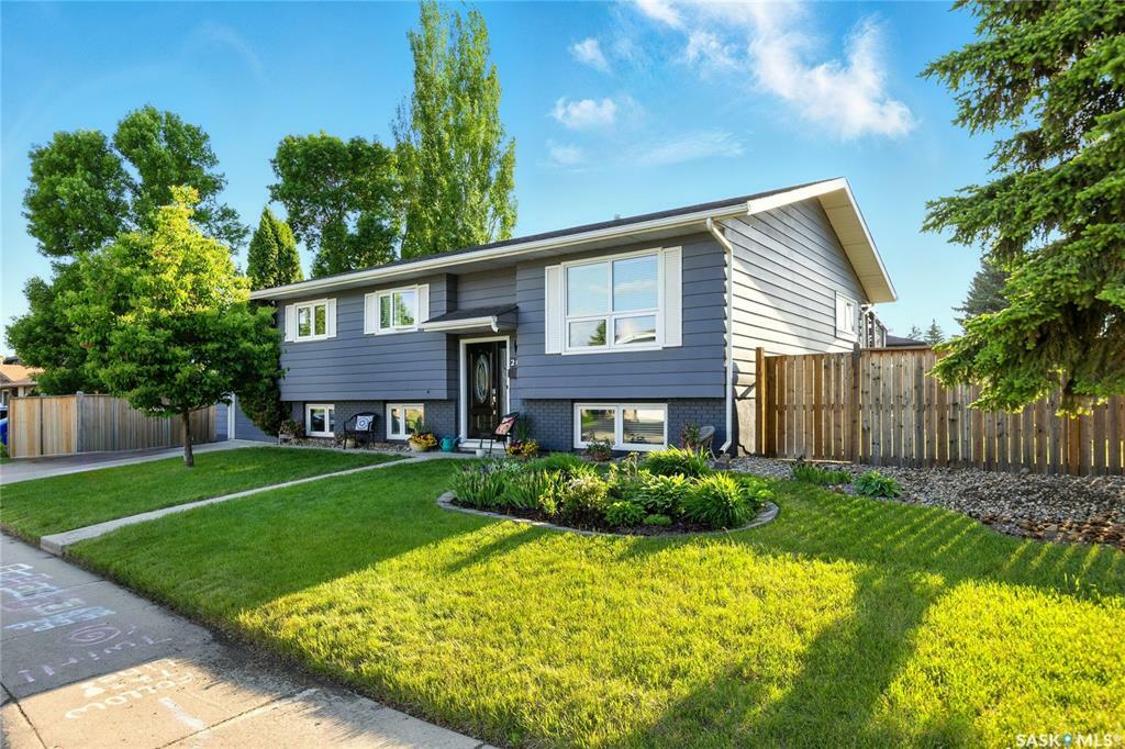 Property Photo: 207 Dore Crescent SK S7K 4X8