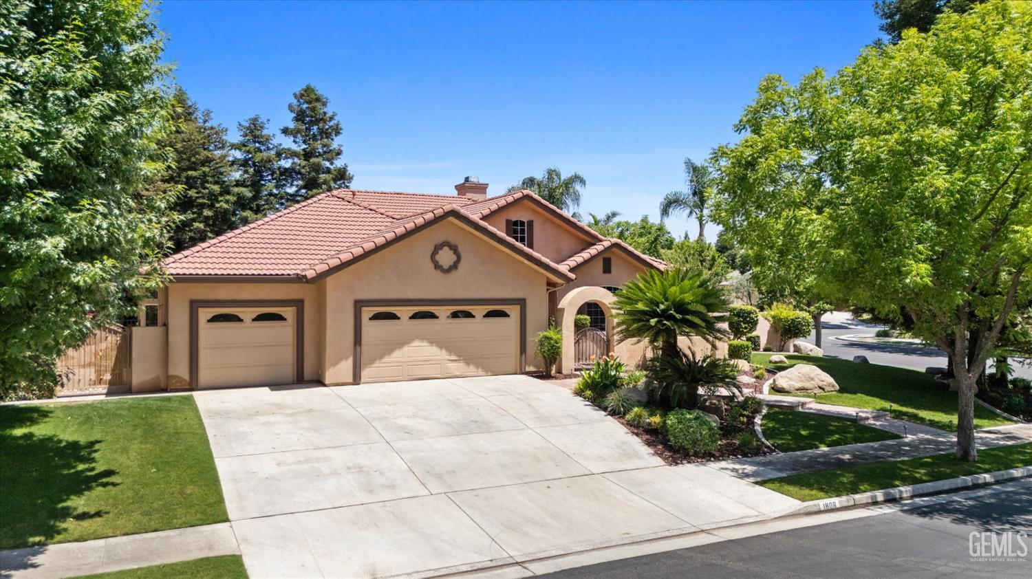 Property Photo: 1806 Briercliff Court CA 93311