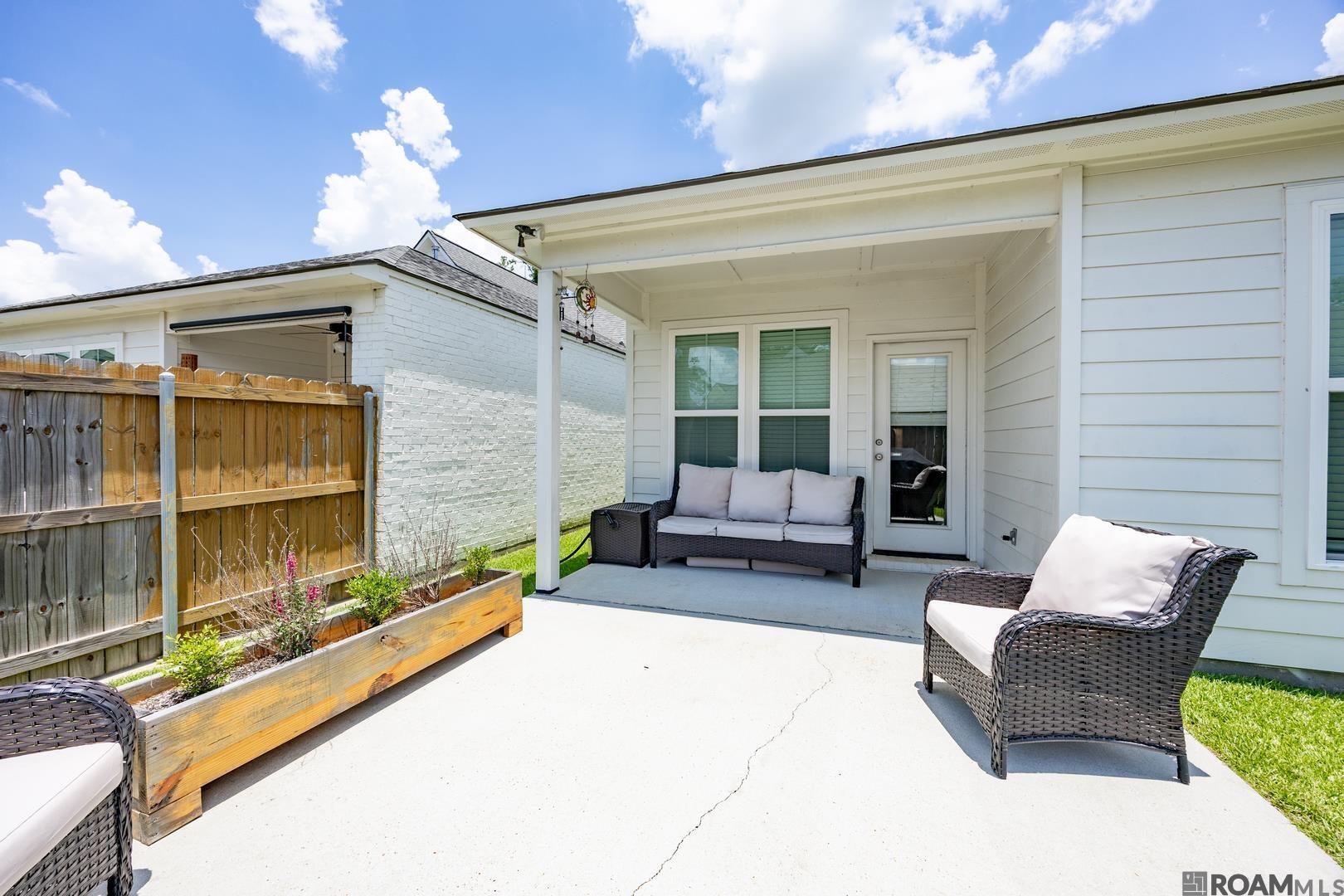 Property Photo: 9016 Stonecroft Ave LA 70810
