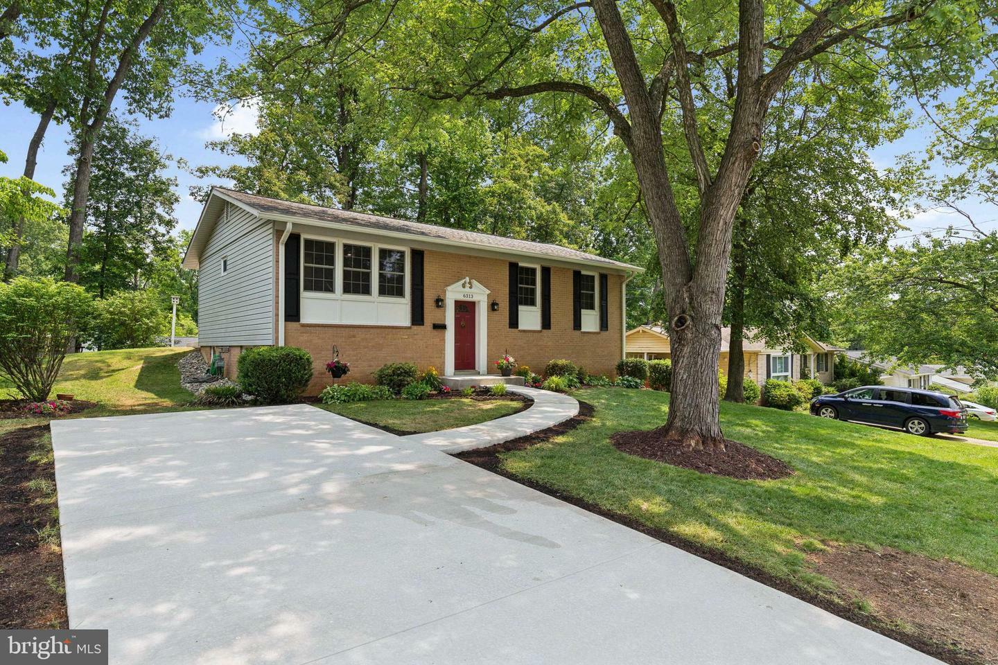 Property Photo: 6313 Charnwood Street VA 22152