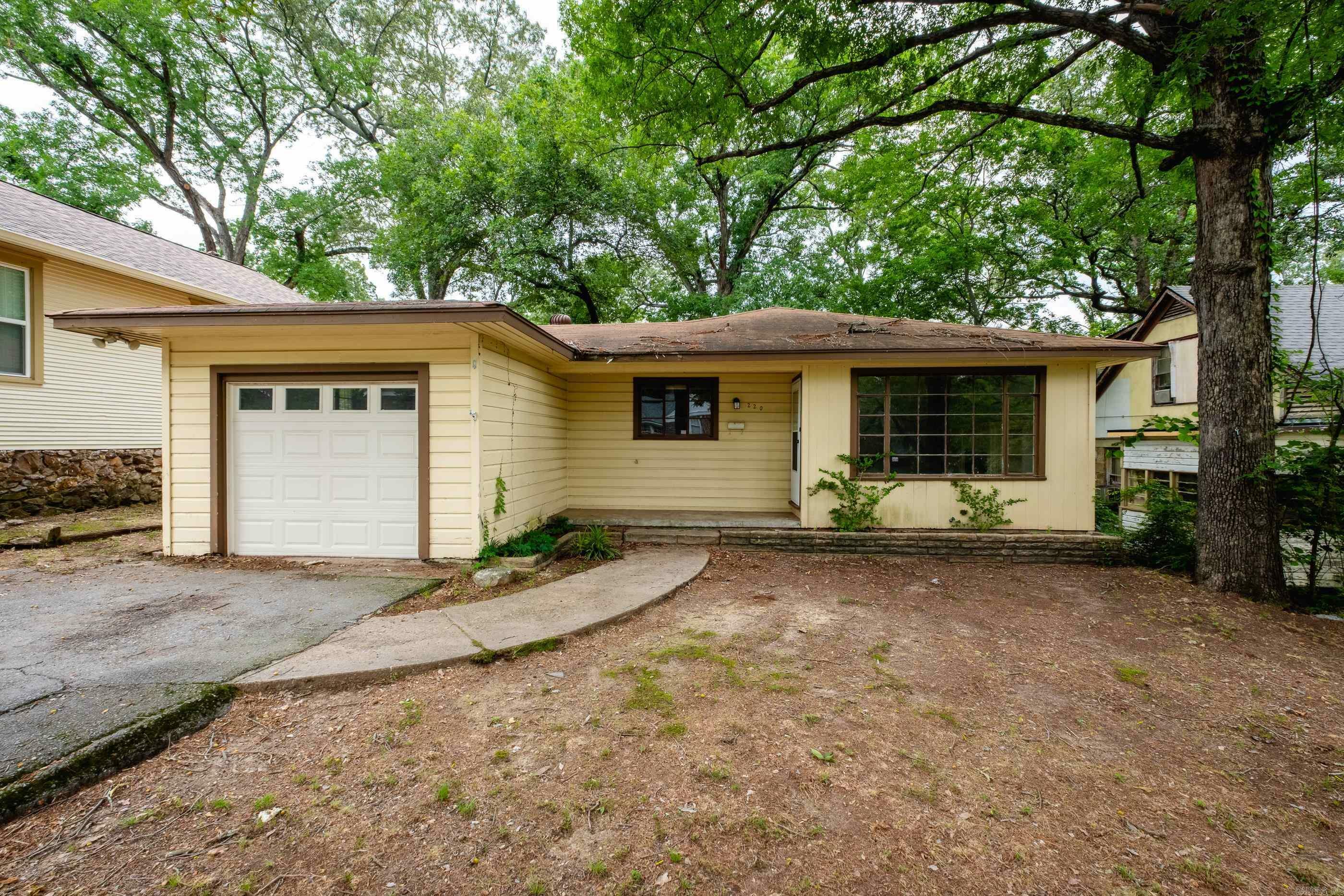 Property Photo: 220 N Monroe St AR 72205