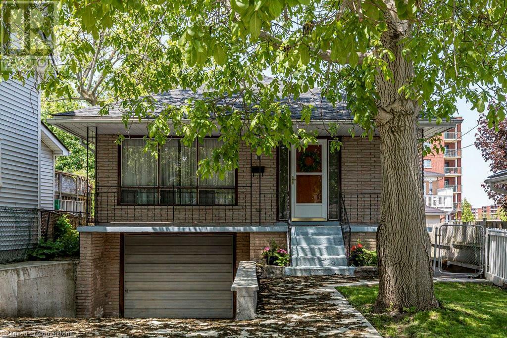 Photo de la propriété: 16 Elm Avenue ON L8G 2W1