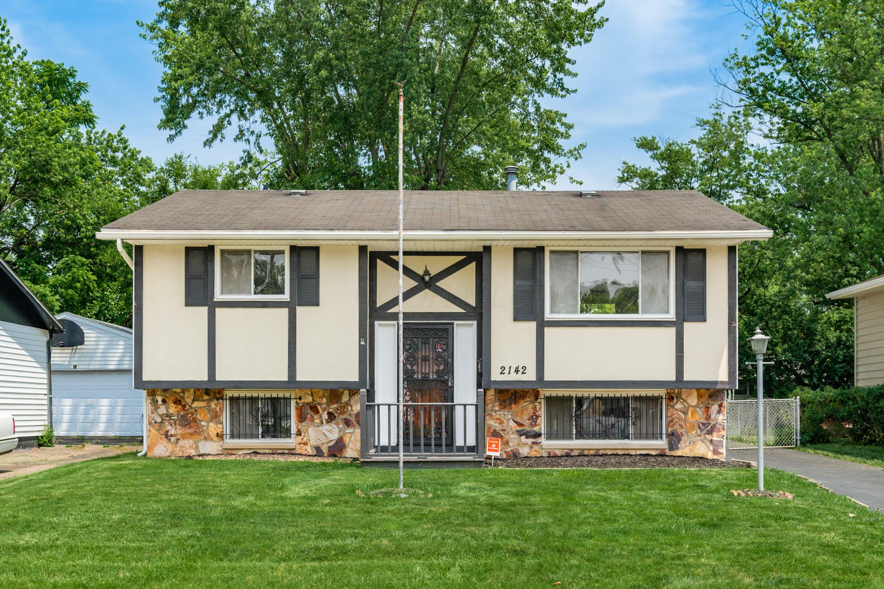 Property Photo: 2142 Balford W Square OH 43232