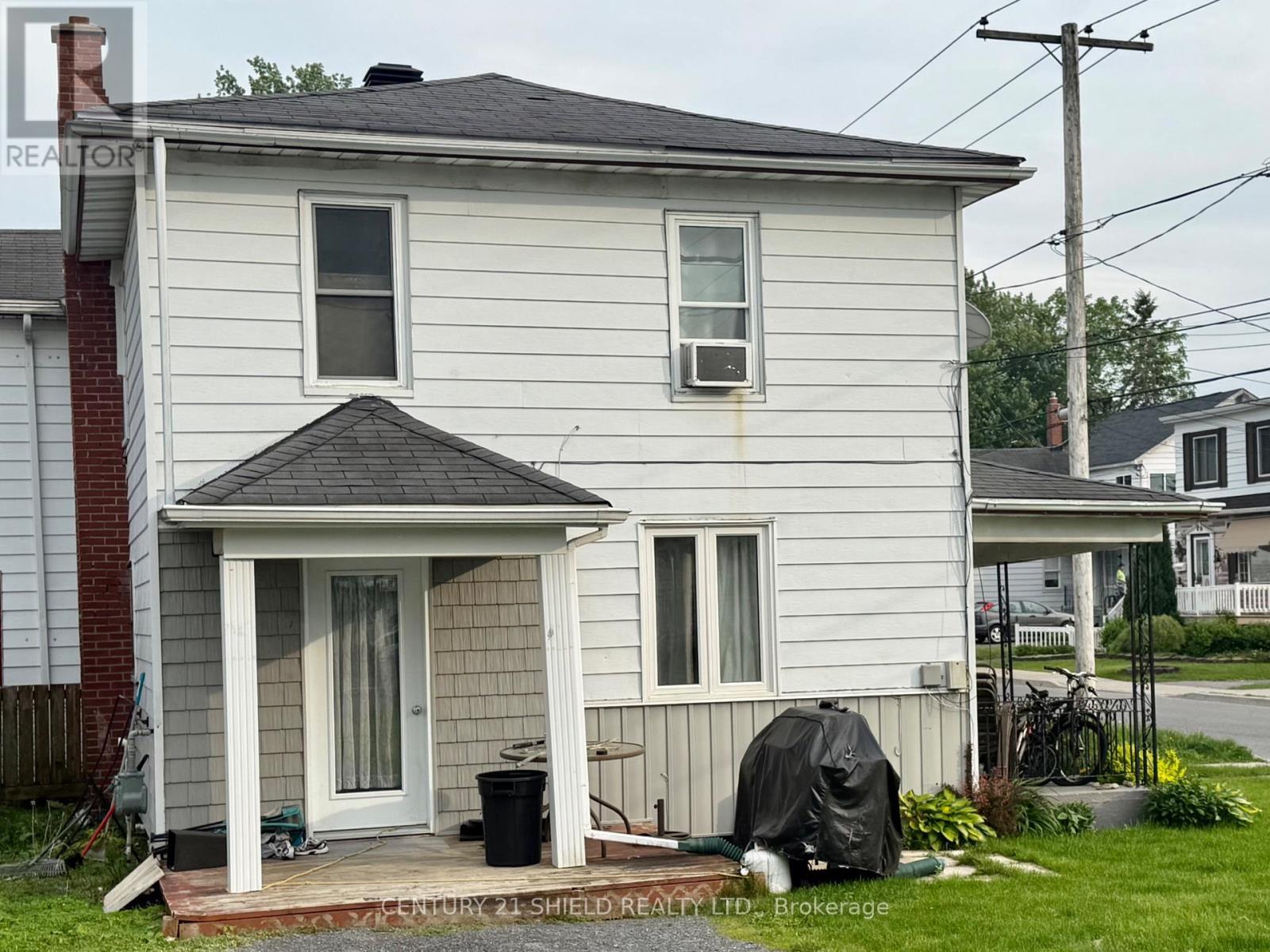 Property Photo:  647 Gloucester Street North  ON K6H 3X7 