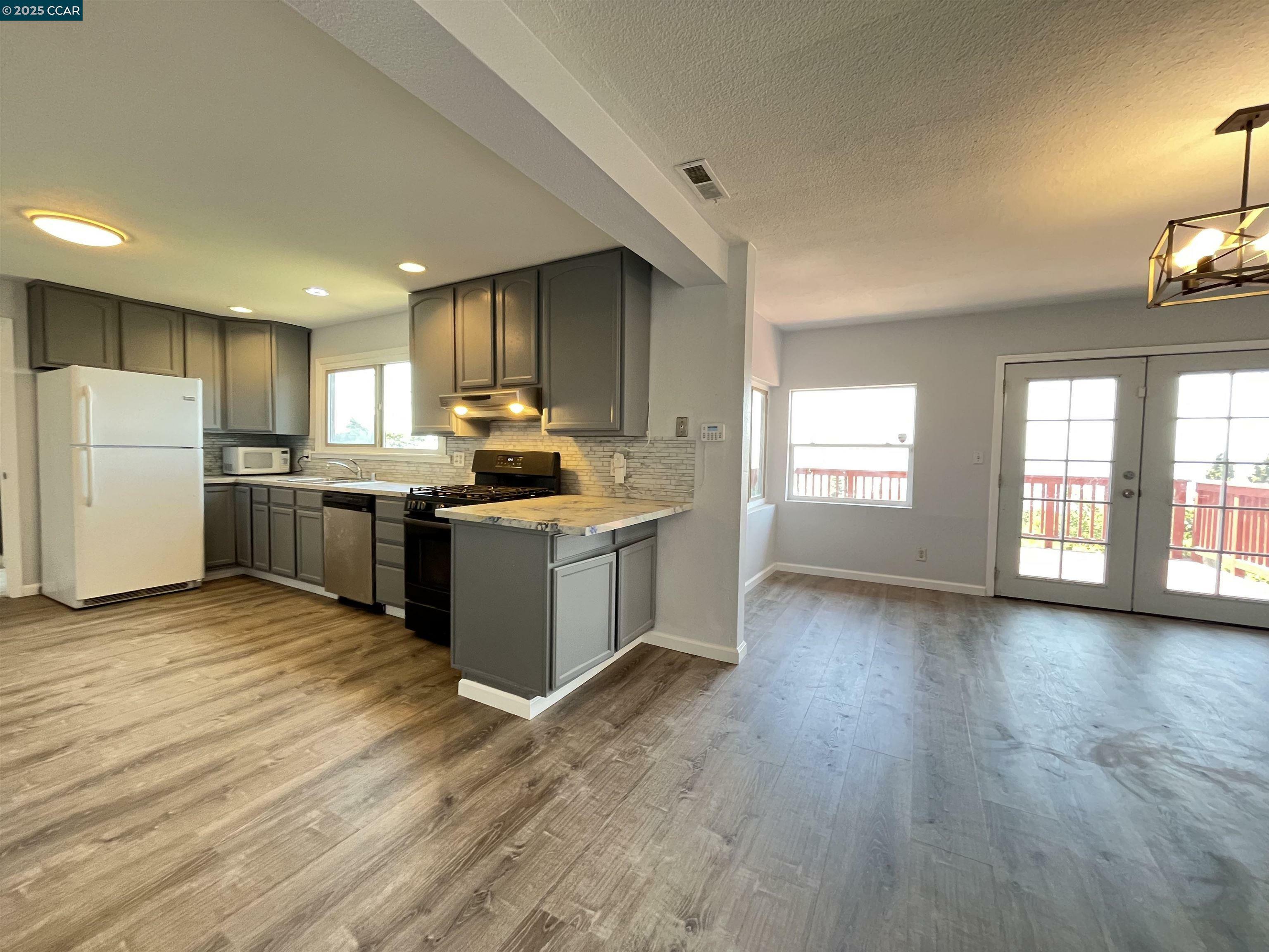 7618 Sunkist Dr  Oakland CA 94605 photo