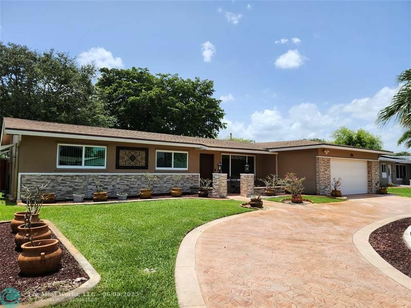 Property Photo: 600 NW 93rd Ave FL 33024