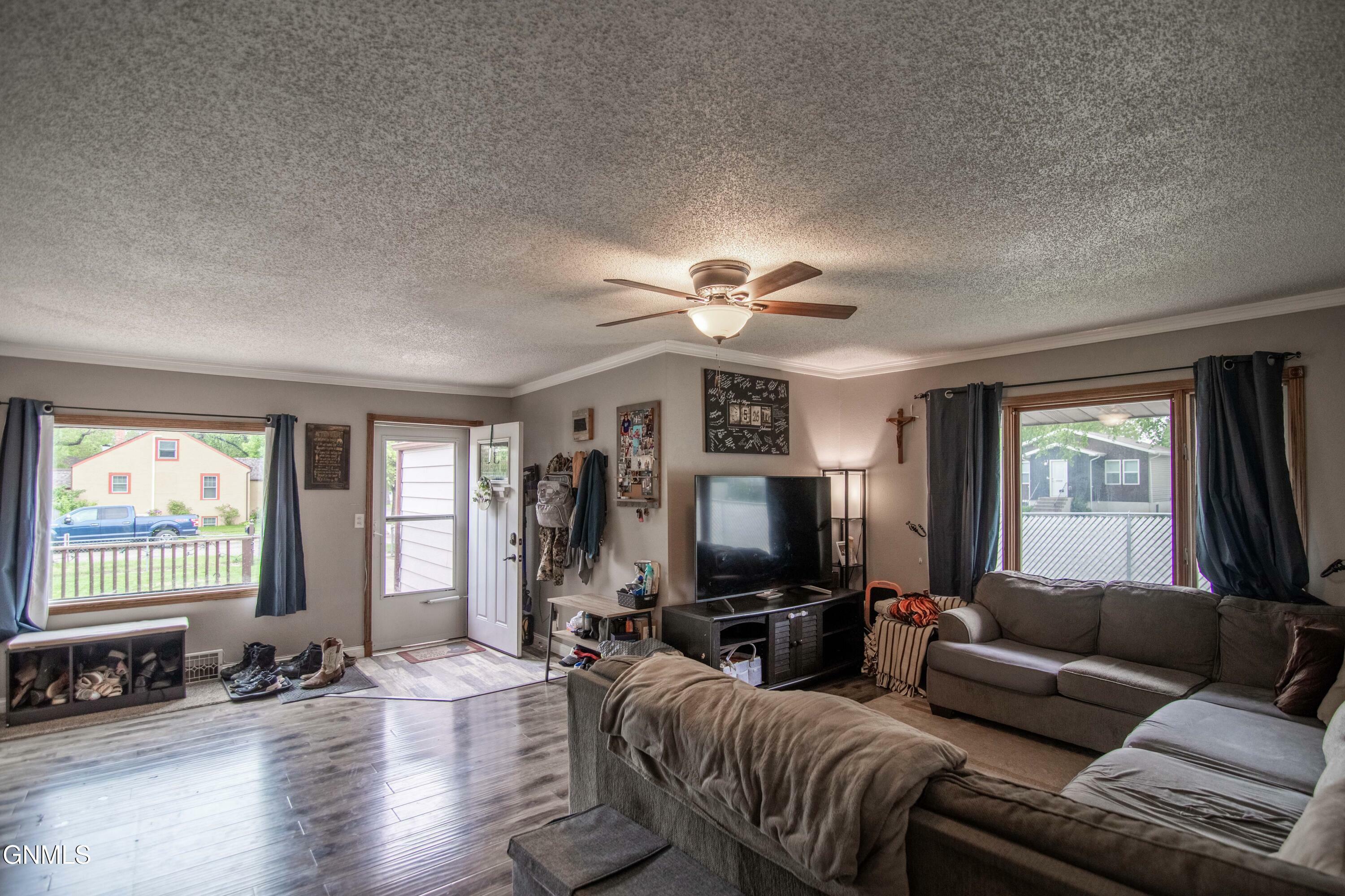 Property Photo: 902 E Avenue F ND 58501