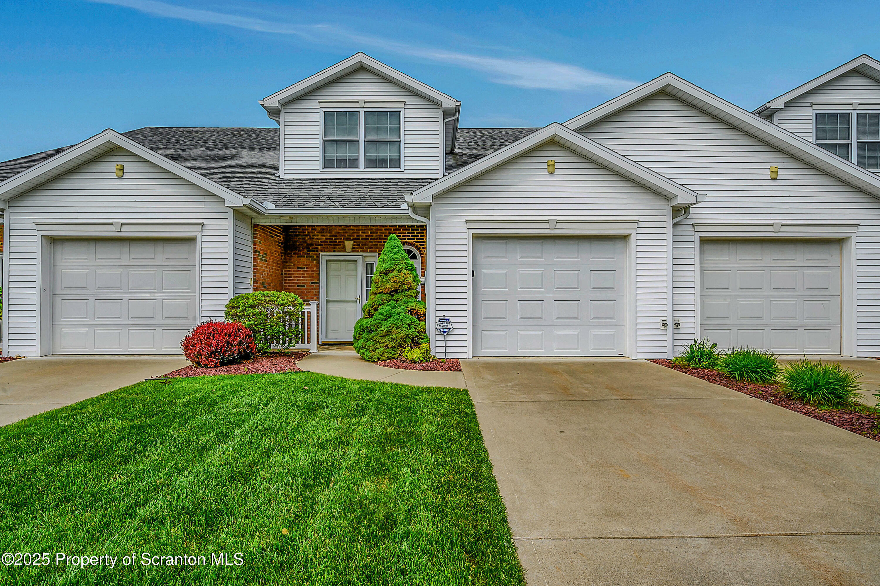 Property Photo: 135 Beverly Road Blg5 U-135 PA 18403